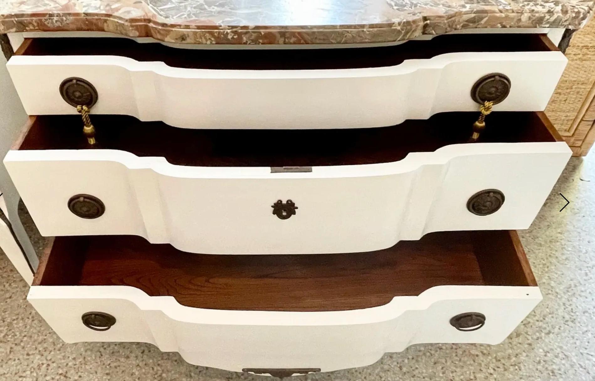 XX secolo Coppia di commodes francesi della Maison Jansen con piani originali in marmo in vendita