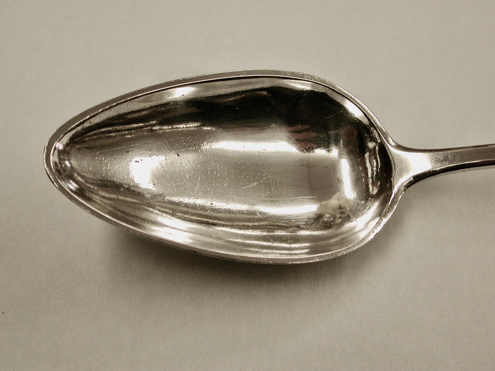 Paire de cuillères de table anciennes en argent maltais, fabriquées par Andrea Naudi, vers 1805
Cuillères de très grande qualité, fabriquées à la main, pesant 5,2 onces de Troie, ce qui, pour un modèle anglais ancien, est 20 % plus lourd que la