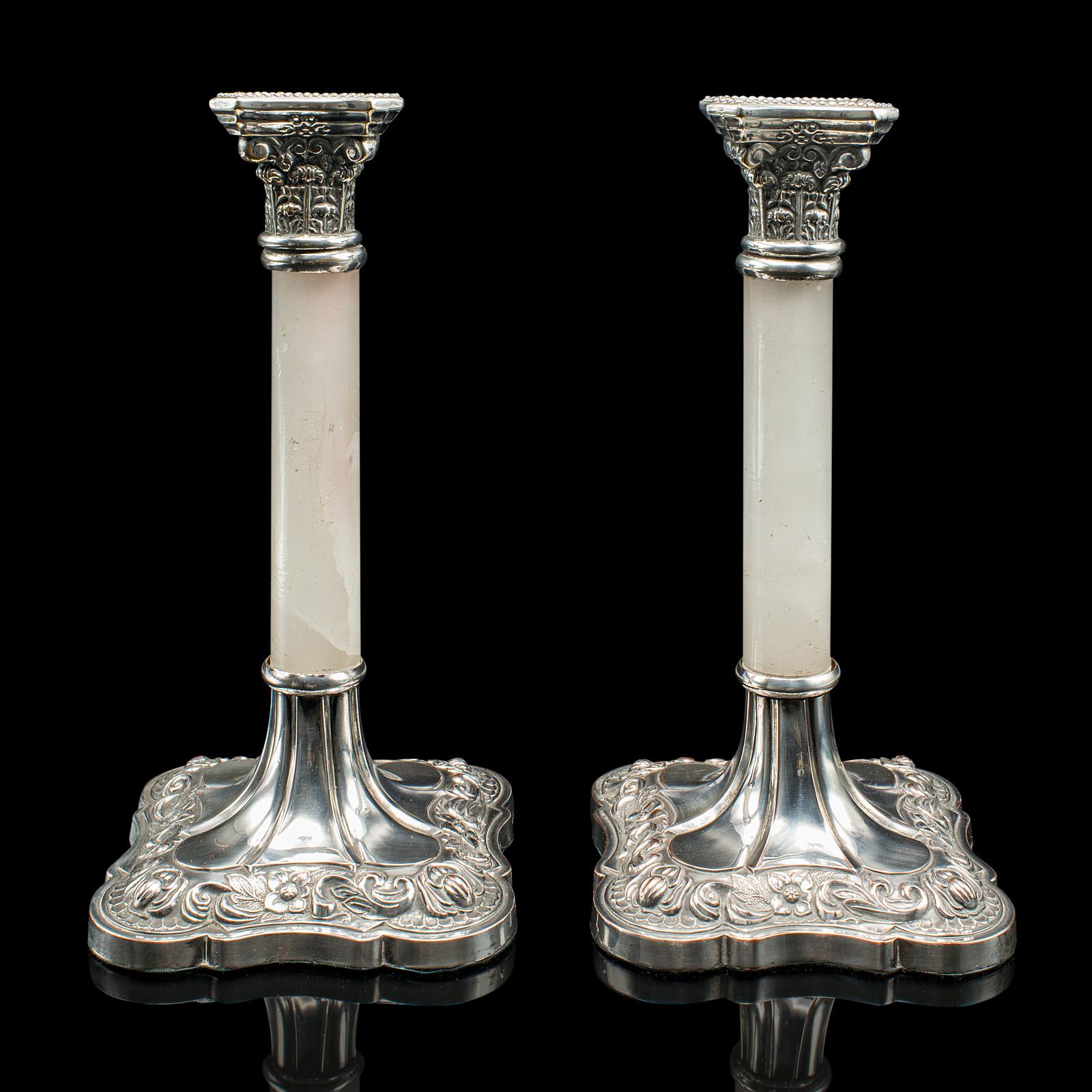 
Se trata de un par de candelabros de chimenea antiguos. Un candelabro inglés, de plata y mármol estatuario, de finales de la época victoriana, hacia 1900.

La maravillosa elección de materiales acentúa este atractivo par de candelabros
Mostrando
