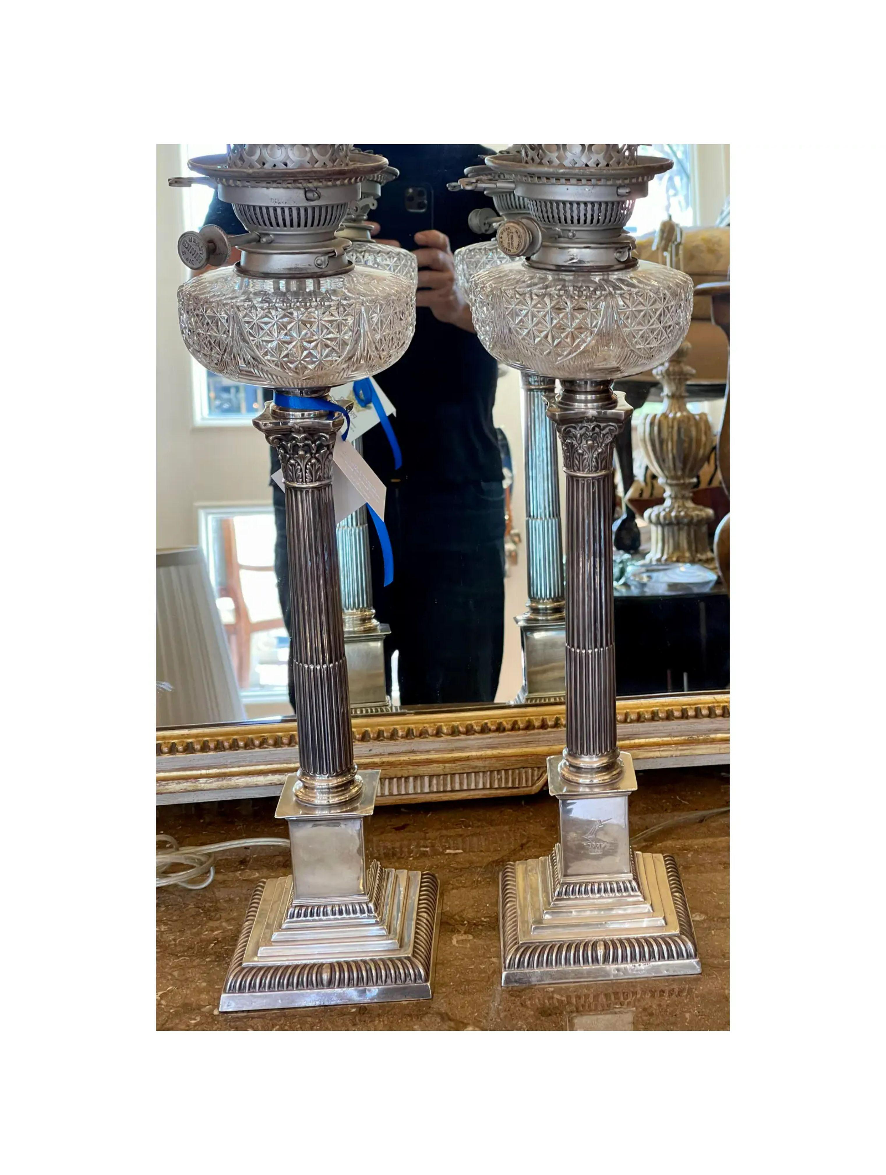 Néoclassique Paire de lampes de table anciennes en argent et cristal taillé de type colonne de Mappin & Webb en vente