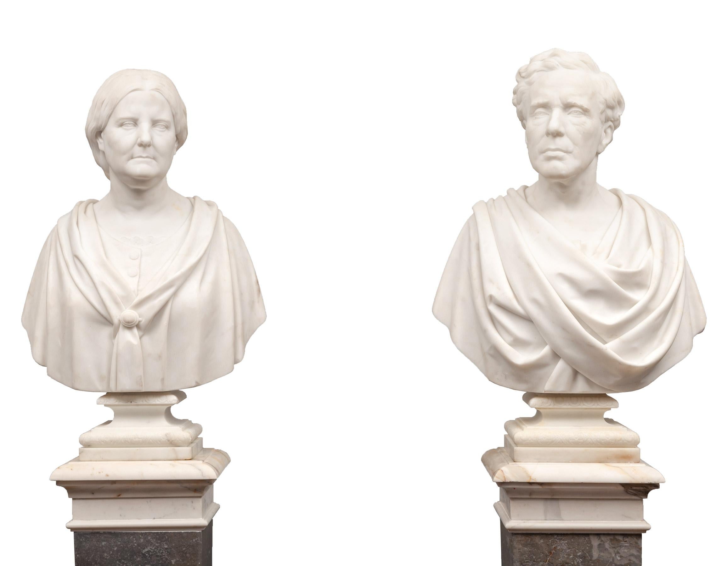 Una coppia estremamente ben scolpita di busti in marmo di Carrara su piedistalli in marmo, opera dell'importante scultore Odoardo Fantacchiotti. 

Odoardo Fantacchiotti (11 maggio 1811-4 giugno 1877) è stato uno scultore italiano del tardo