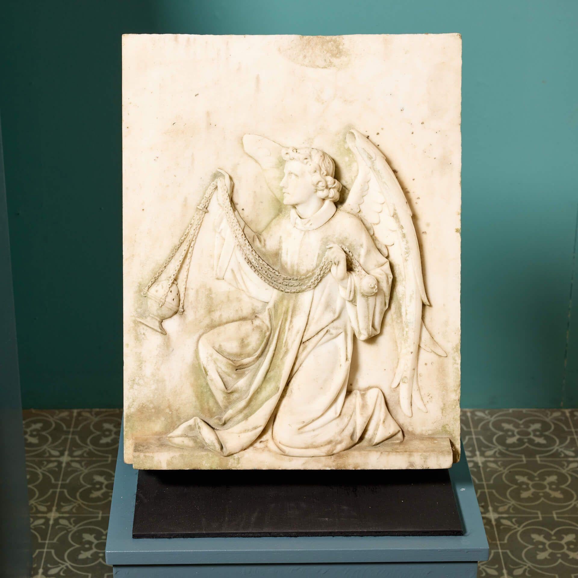 Paar antike Marmortafeln, die geflügelte Engel darstellen (Viktorianisch) im Angebot