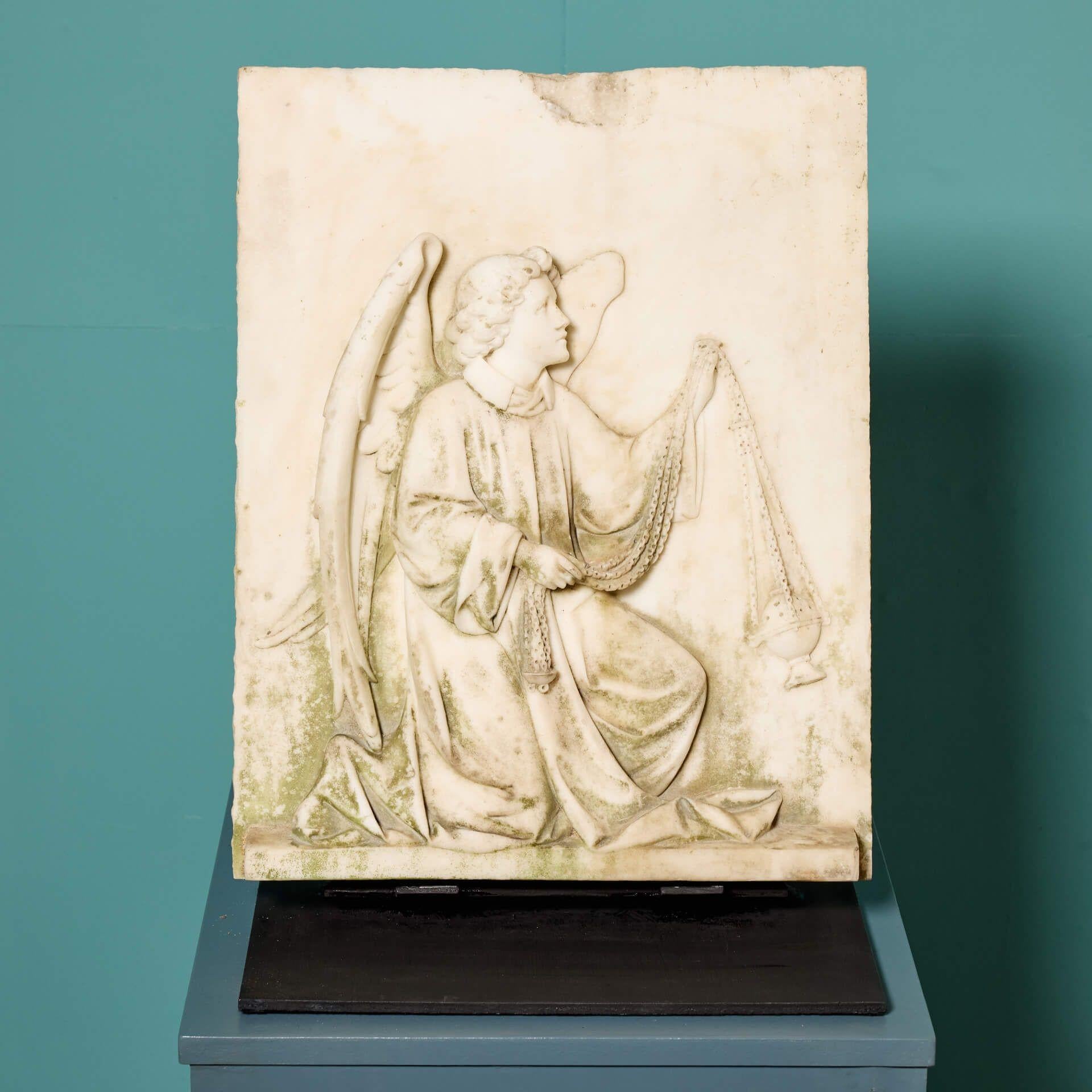 Paar antike Marmortafeln, die geflügelte Engel darstellen (Europäisch) im Angebot