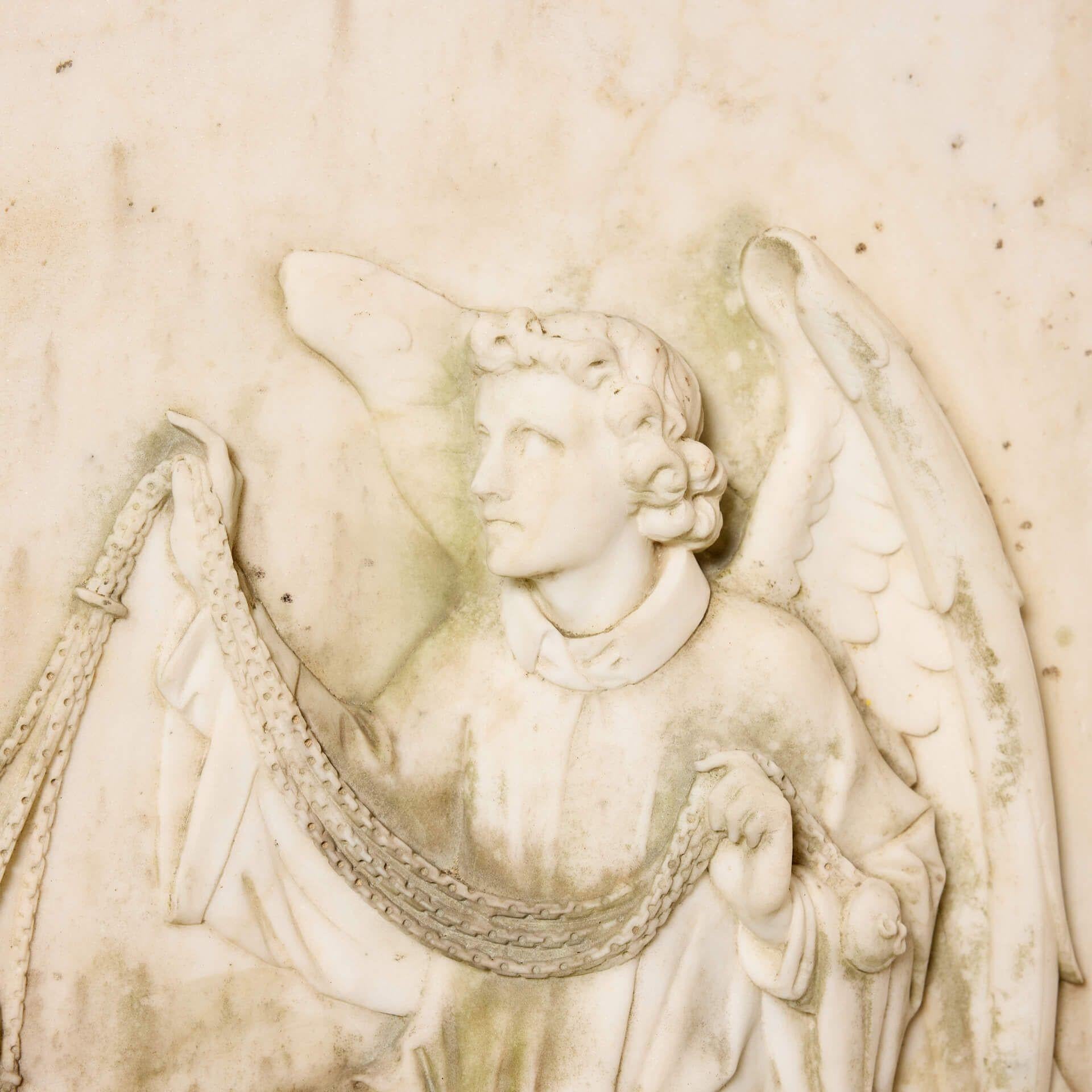 Paar antike Marmortafeln, die geflügelte Engel darstellen (19. Jahrhundert) im Angebot