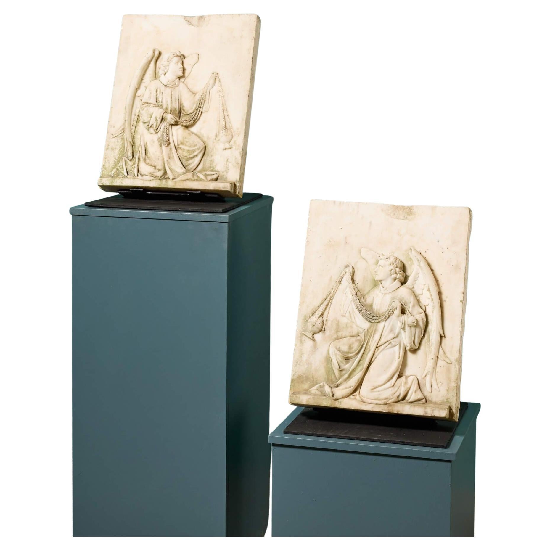 Paar antike Marmortafeln, die geflügelte Engel darstellen im Angebot