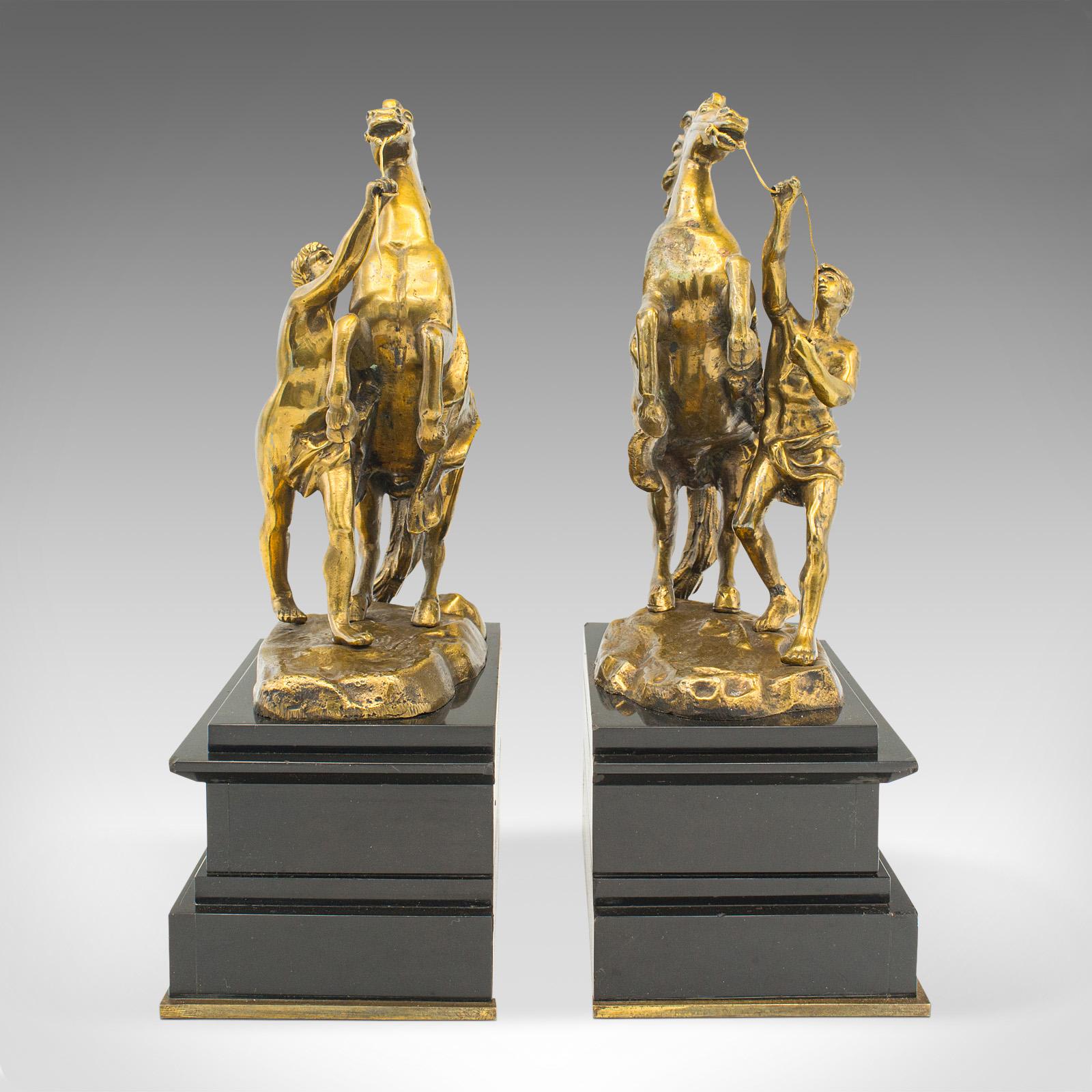 Dies ist ein Paar antiker Marly Horse Buchstützen. Französische Grand-Tour-Buchstütze aus Bronze und Schiefer aus der viktorianischen Zeit um 1860.

Kräftige Buchstützen mit auffallend goldener Oberfläche und berühmten Motiven
Mit wünschenswerter