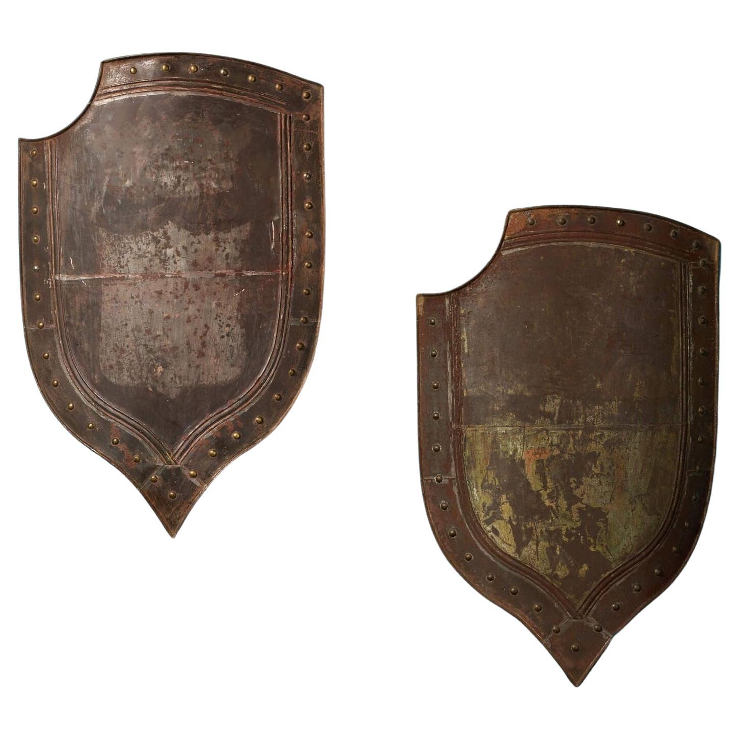 Paar antike mittelalterliche Schilde im Angebot