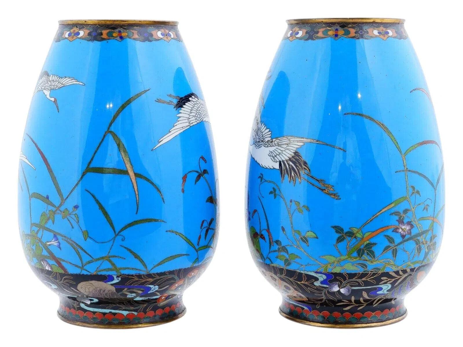 Giapponese Coppia di antichi vasi giapponesi Meiji in smalto cloisonne Gru in volo in vendita