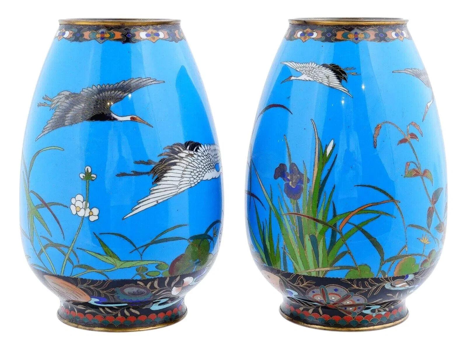 Coppia di antichi vasi giapponesi Meiji in smalto cloisonne Gru in volo In condizioni buone in vendita a New York, NY