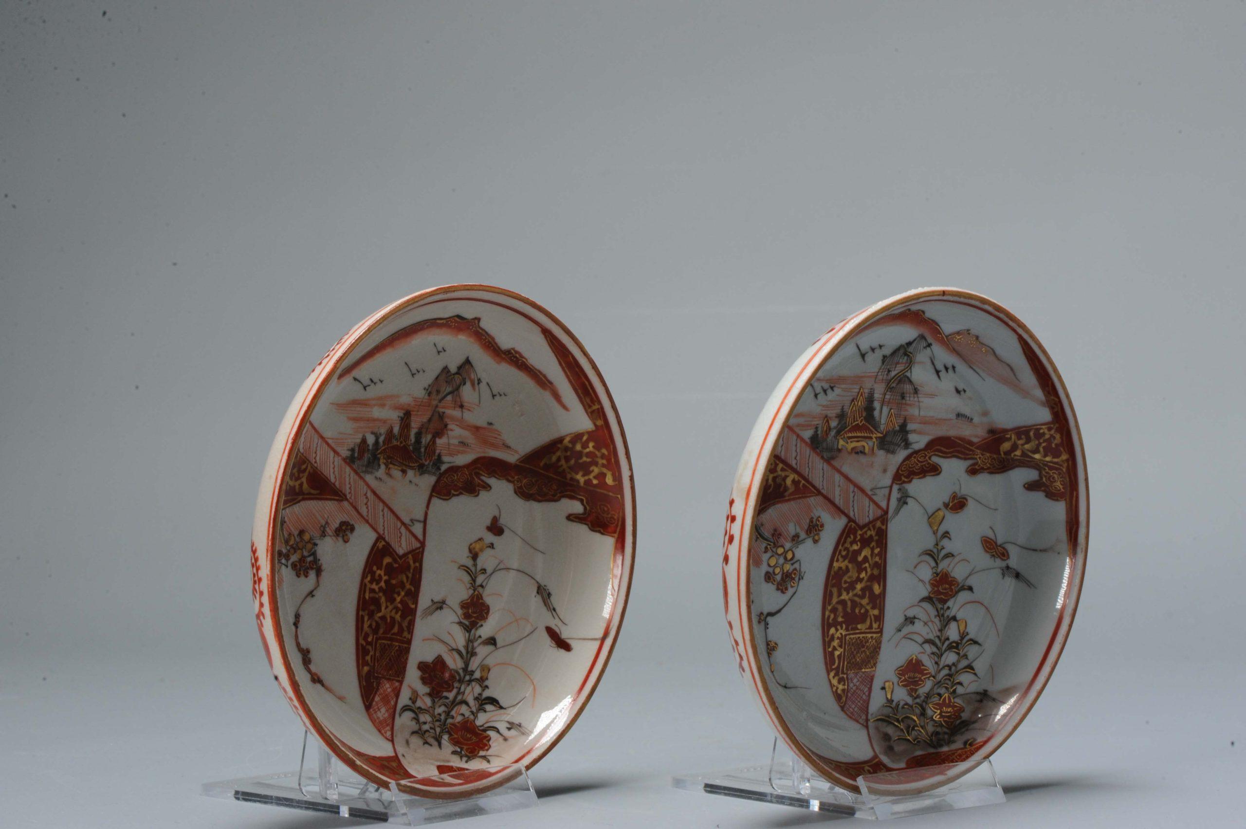 Coppia di piatti antichi Akae Kutani giapponesi del periodo Meiji con marchio floreale, XIX C. In condizioni buone in vendita a Amsterdam, Noord Holland