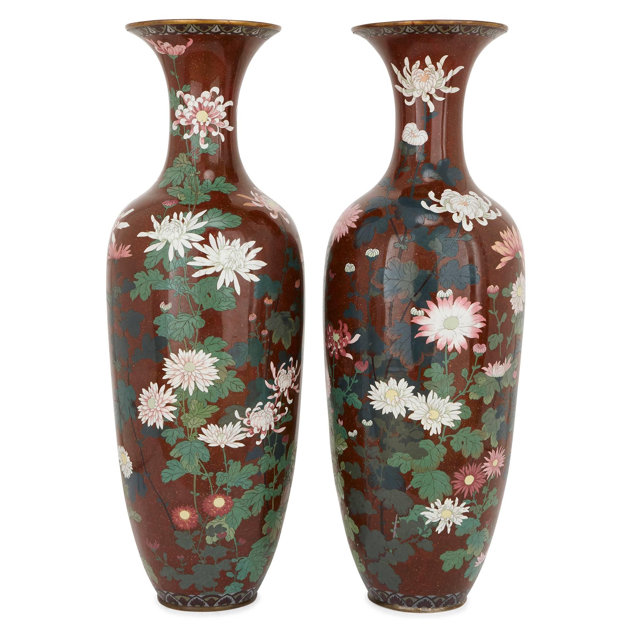 Questi bellissimi vasi giapponesi sono stati realizzati durante il periodo Meiji della fine del XIX secolo, definito l'età d'oro della smaltatura a cloisonne. 

I vasi sono di forma ovoidale allungata, con colli a vita e bordi svasati. I vasi sono