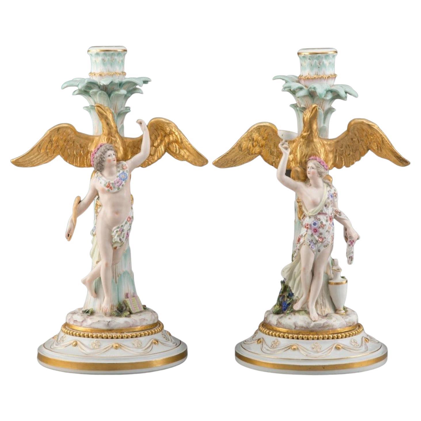 Pareja de candeleros rococó Meissen antiguos Hebe y Ganímedes en venta