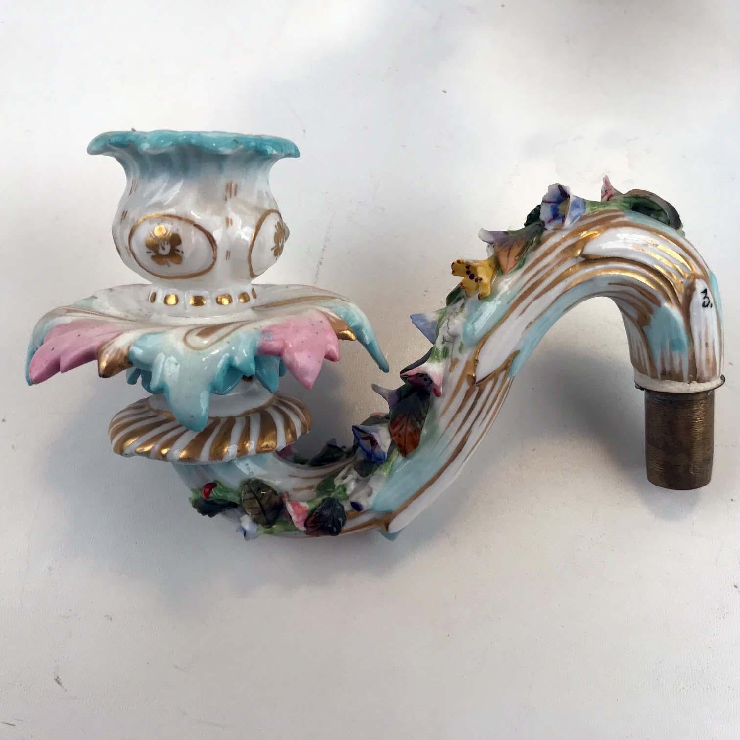 Allemand Paire d'appliques girandoles anciennes à deux lumières en miroir de Meissen en vente