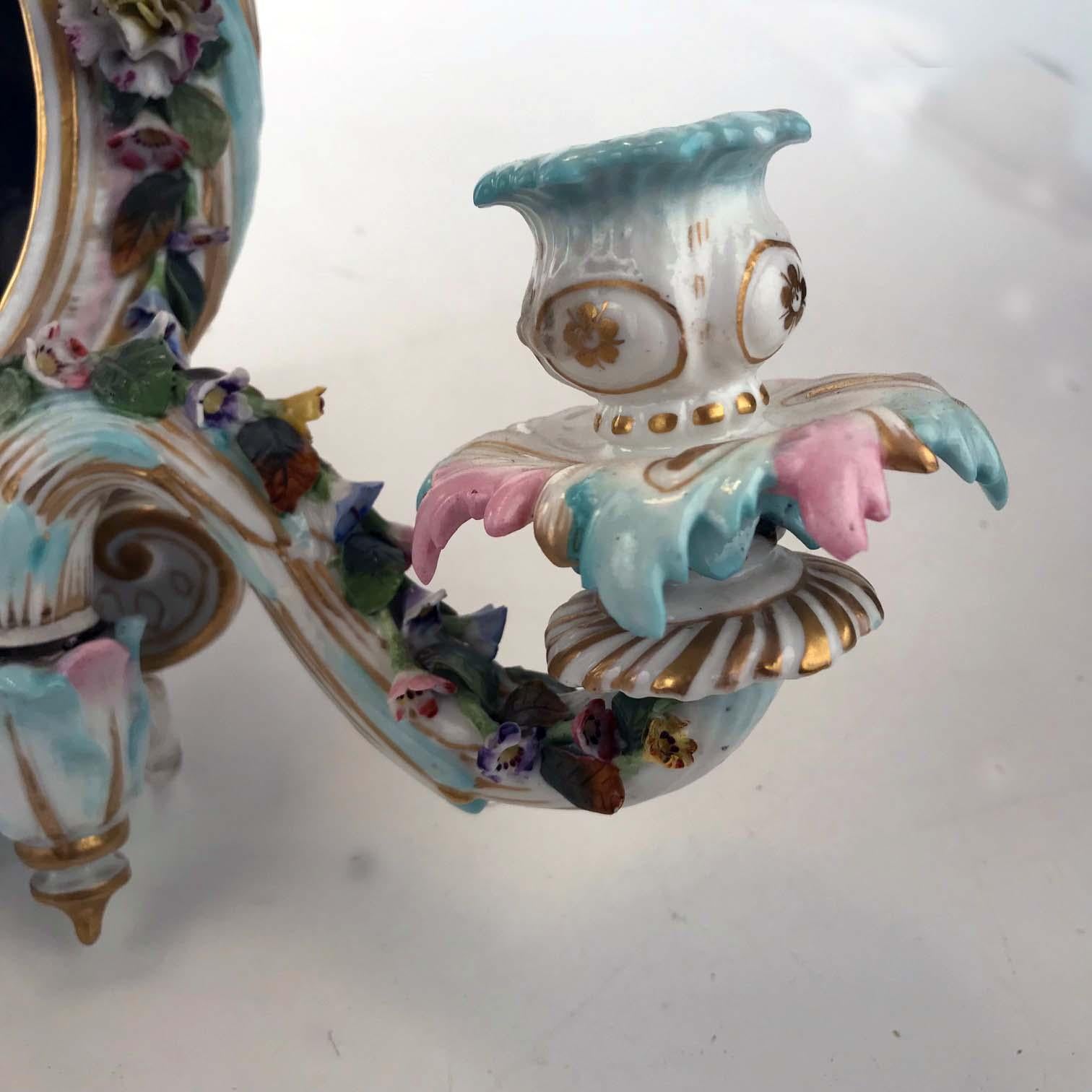 Fait main Paire d'appliques girandoles anciennes à deux lumières en miroir de Meissen en vente