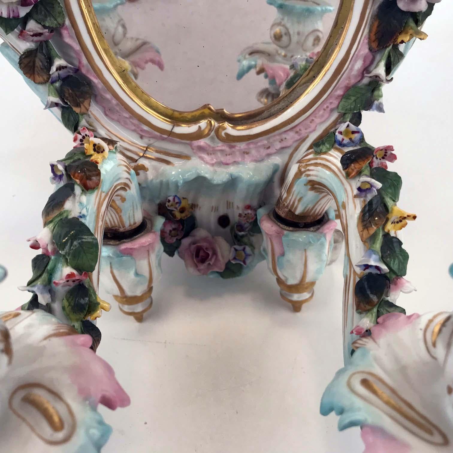 Paire d'appliques girandoles anciennes à deux lumières en miroir de Meissen Bon état - En vente à Montreal, QC