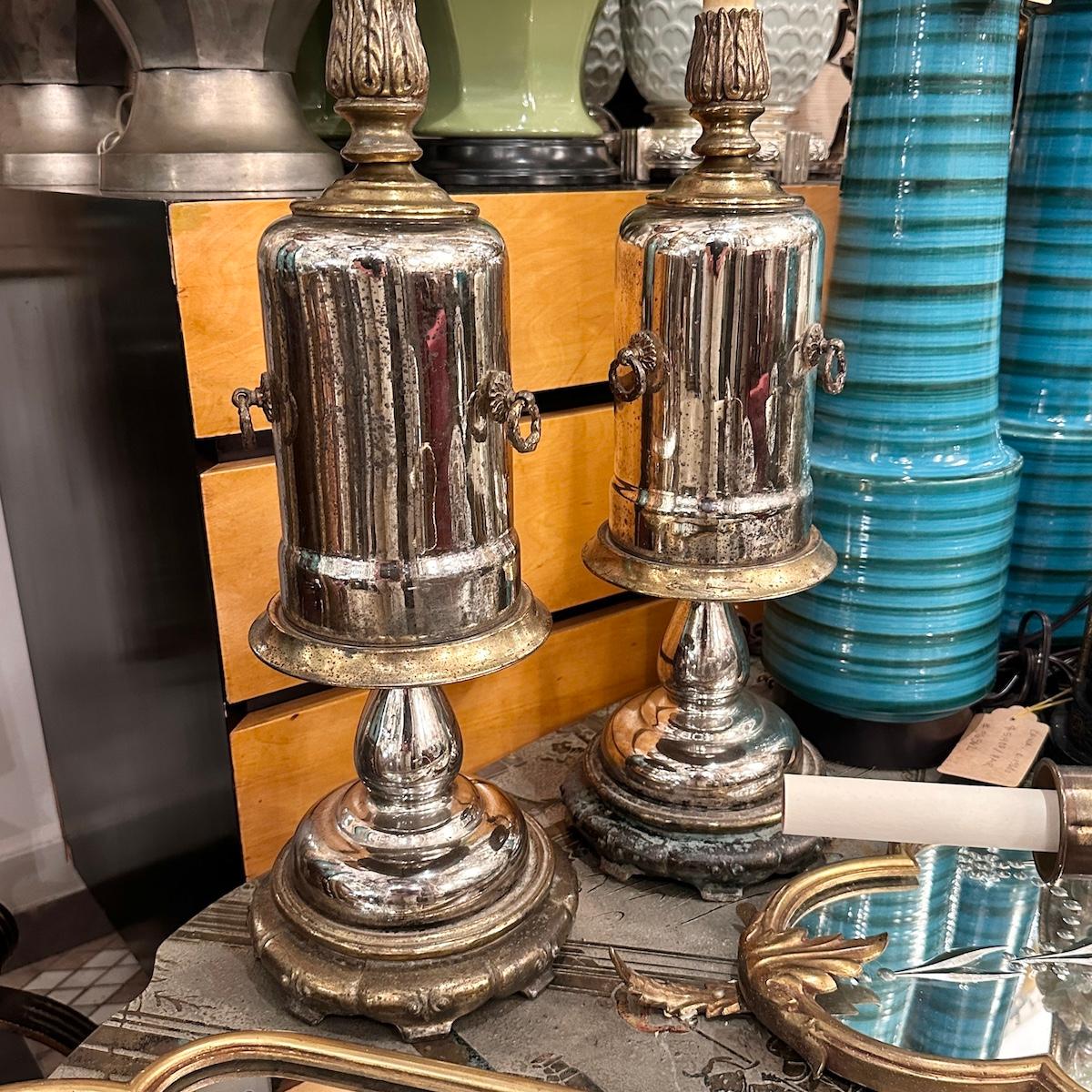 Pareja de lámparas de sobremesa francesas de cristal de mercurio de hacia 1920 con bases metálicas originales.

Medidas:
Altura: 18,5
Diámetro: 6,5