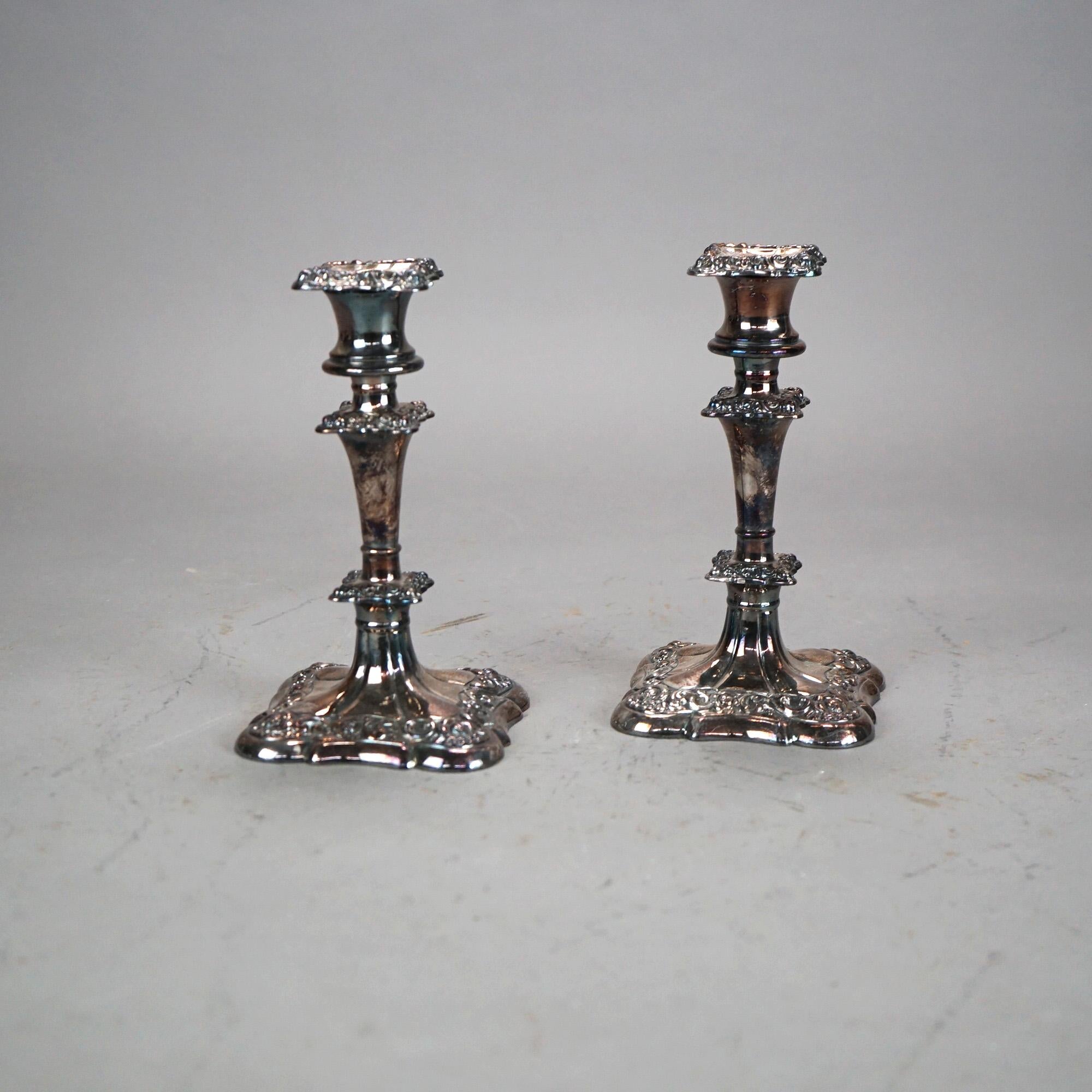 Coppia di antichi Meriden B. Co. Candelieri a balaustra placcati in argento con elementi fogliacei in rilievo C1890

Misure: 8 1/4