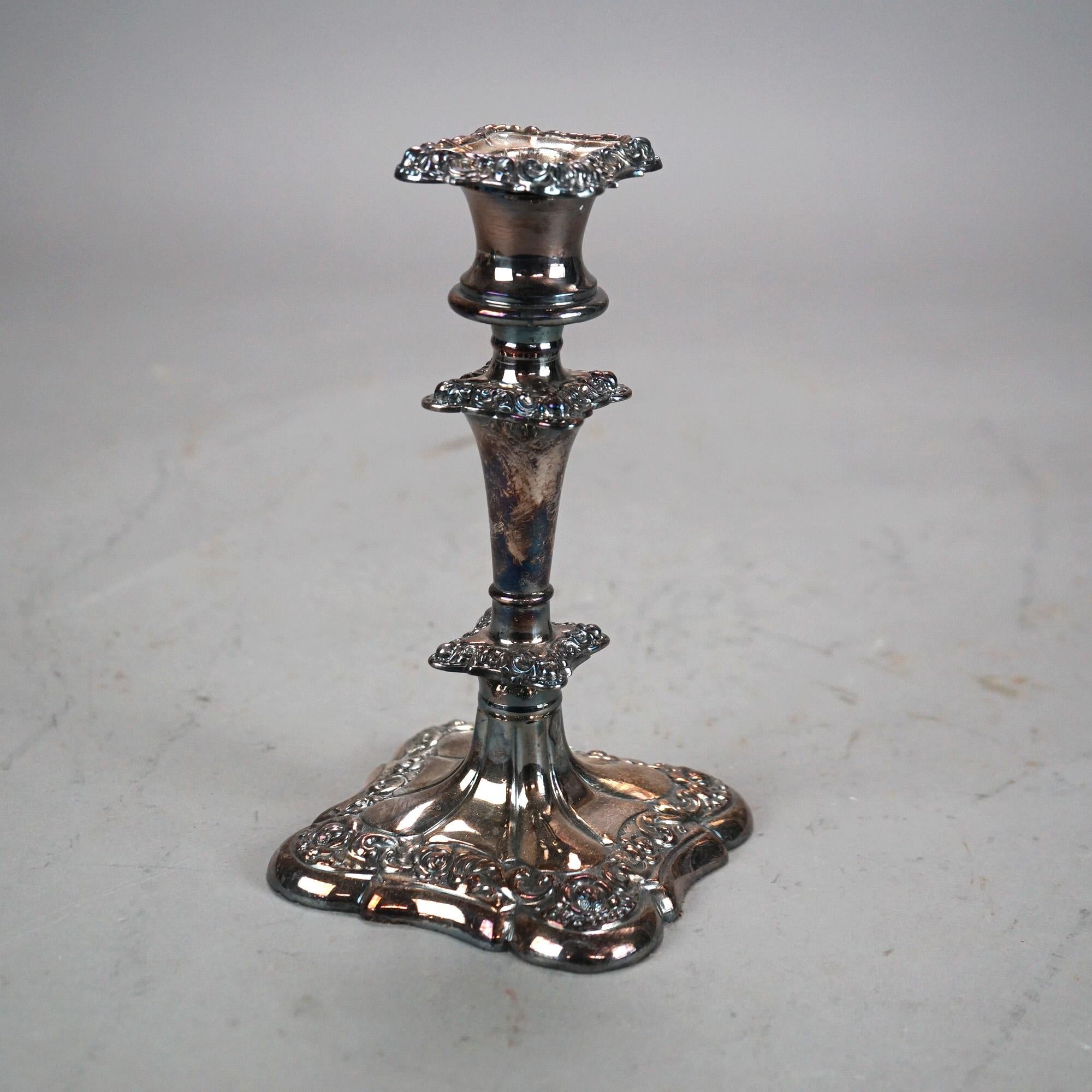 Coppia di antichi Meriden B. Co. Candelieri a balaustra placcati in argento C1890 in vendita 1
