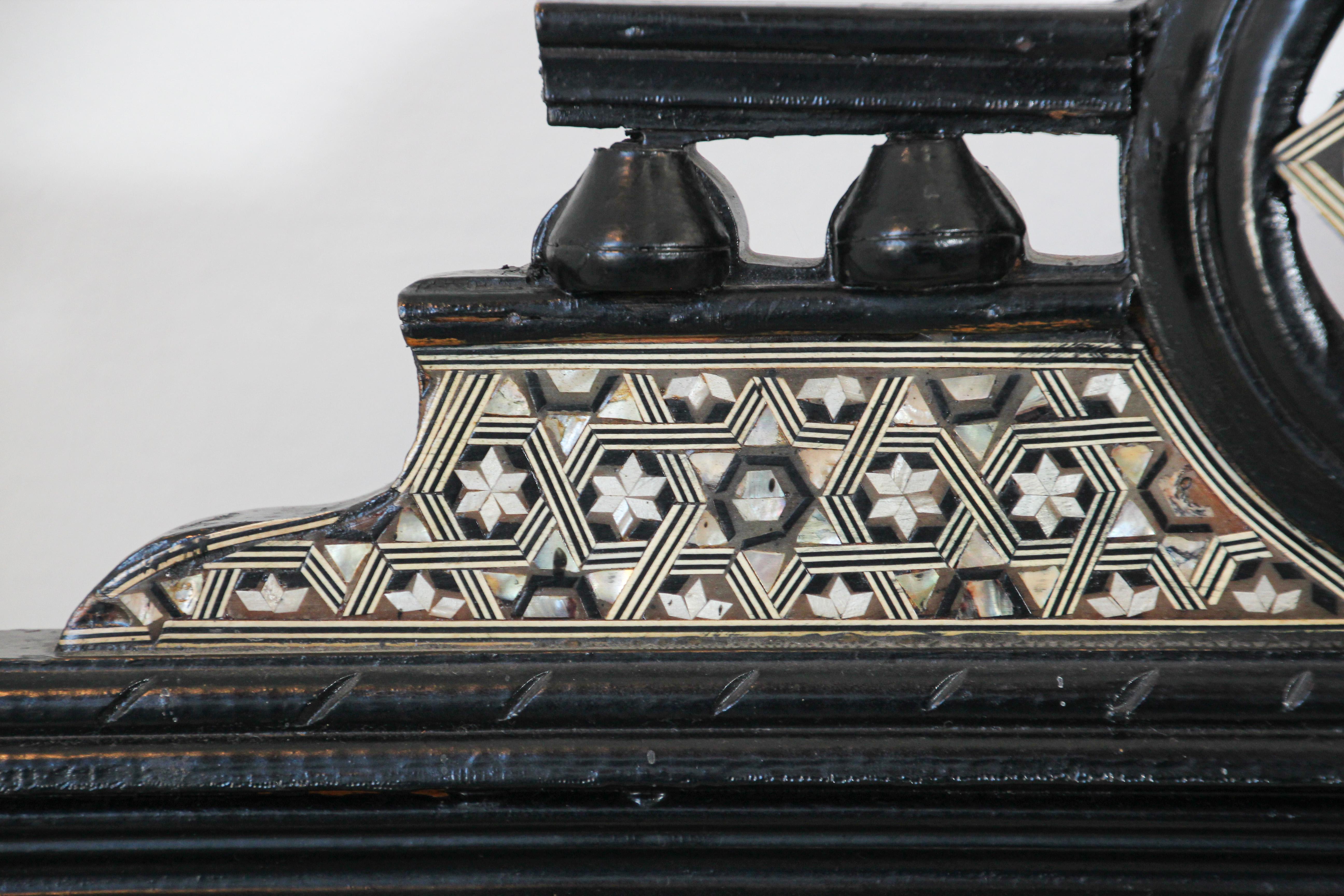 Paire de fauteuils noirs anciens de style mauresque du Moyen-Orient 5