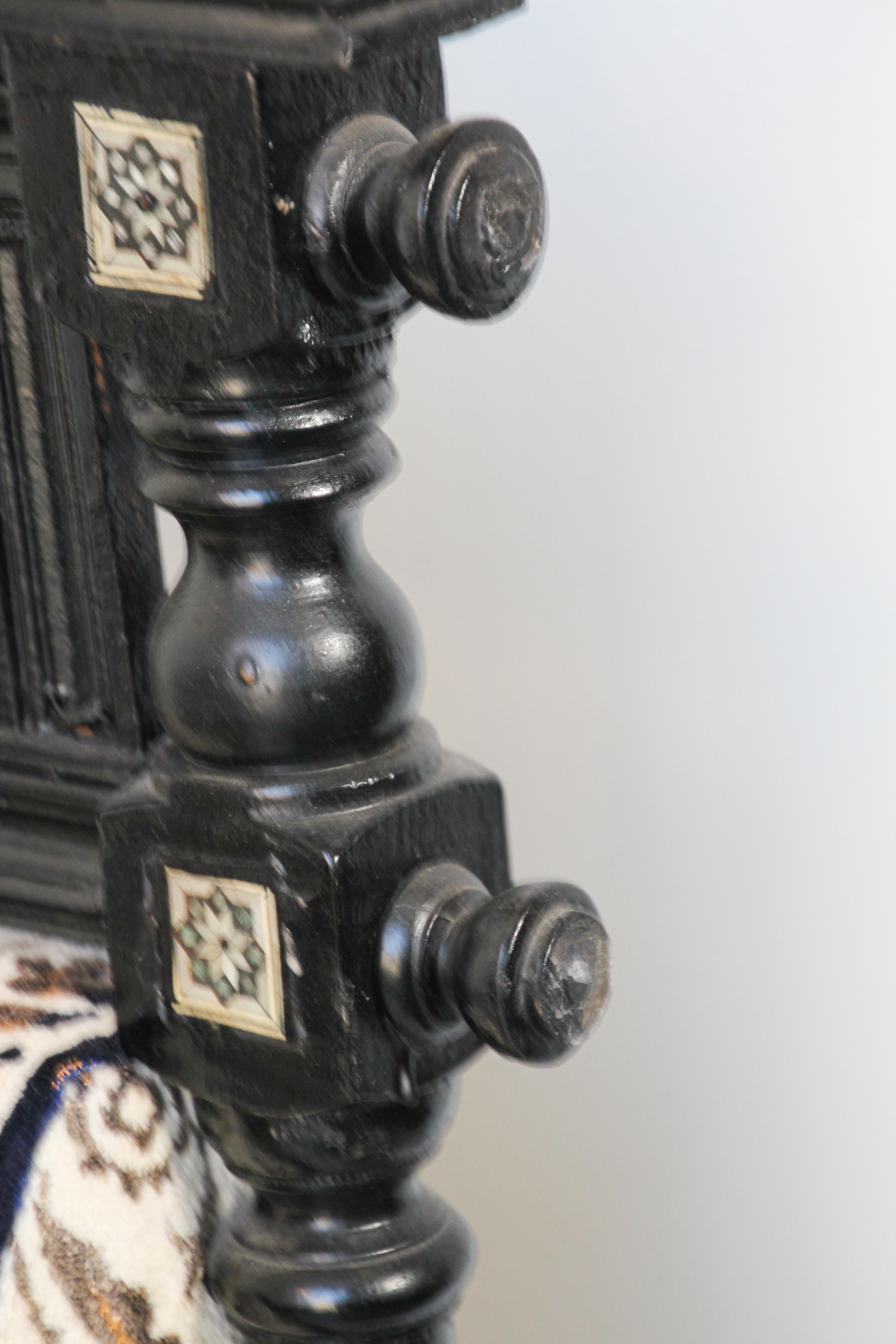Paire de fauteuils noirs anciens de style mauresque du Moyen-Orient 8