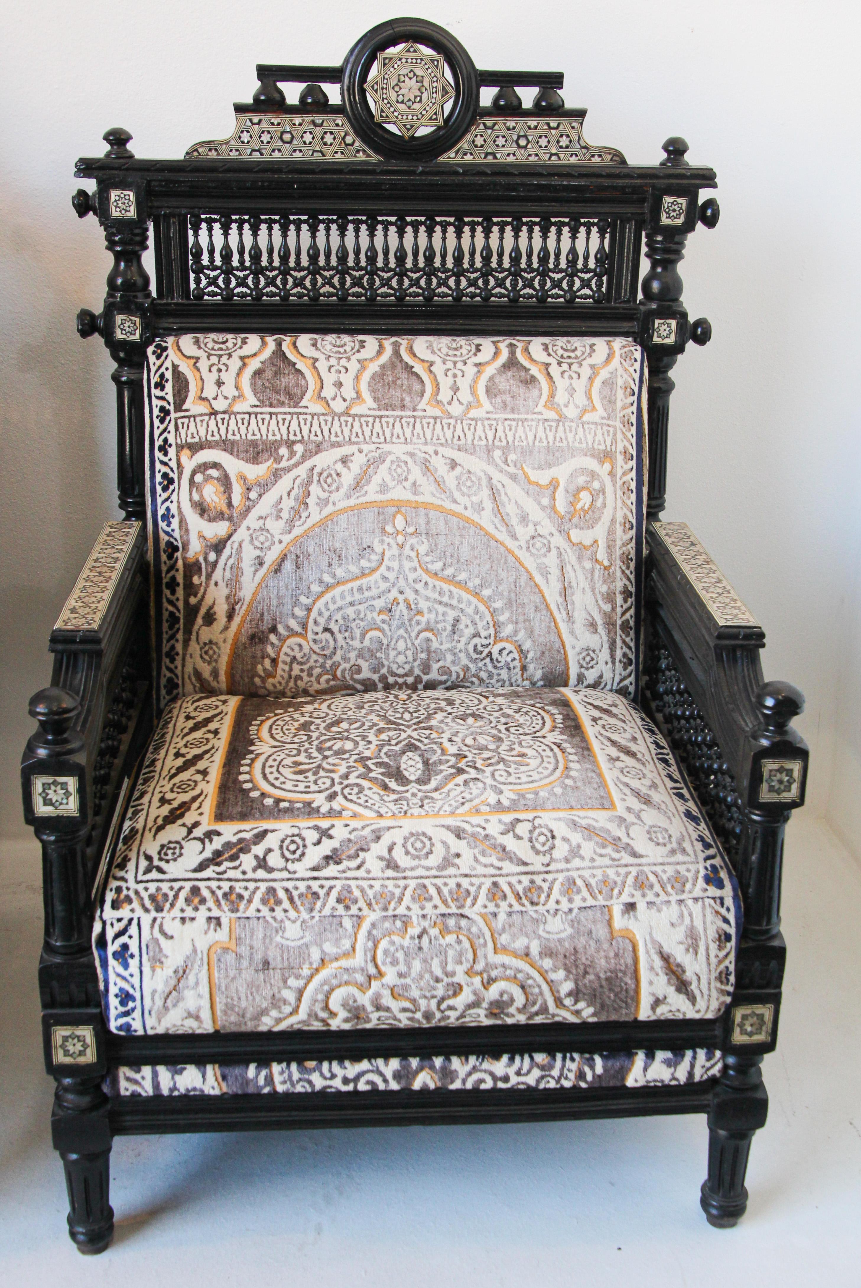 Égyptien Paire de fauteuils noirs anciens de style mauresque du Moyen-Orient