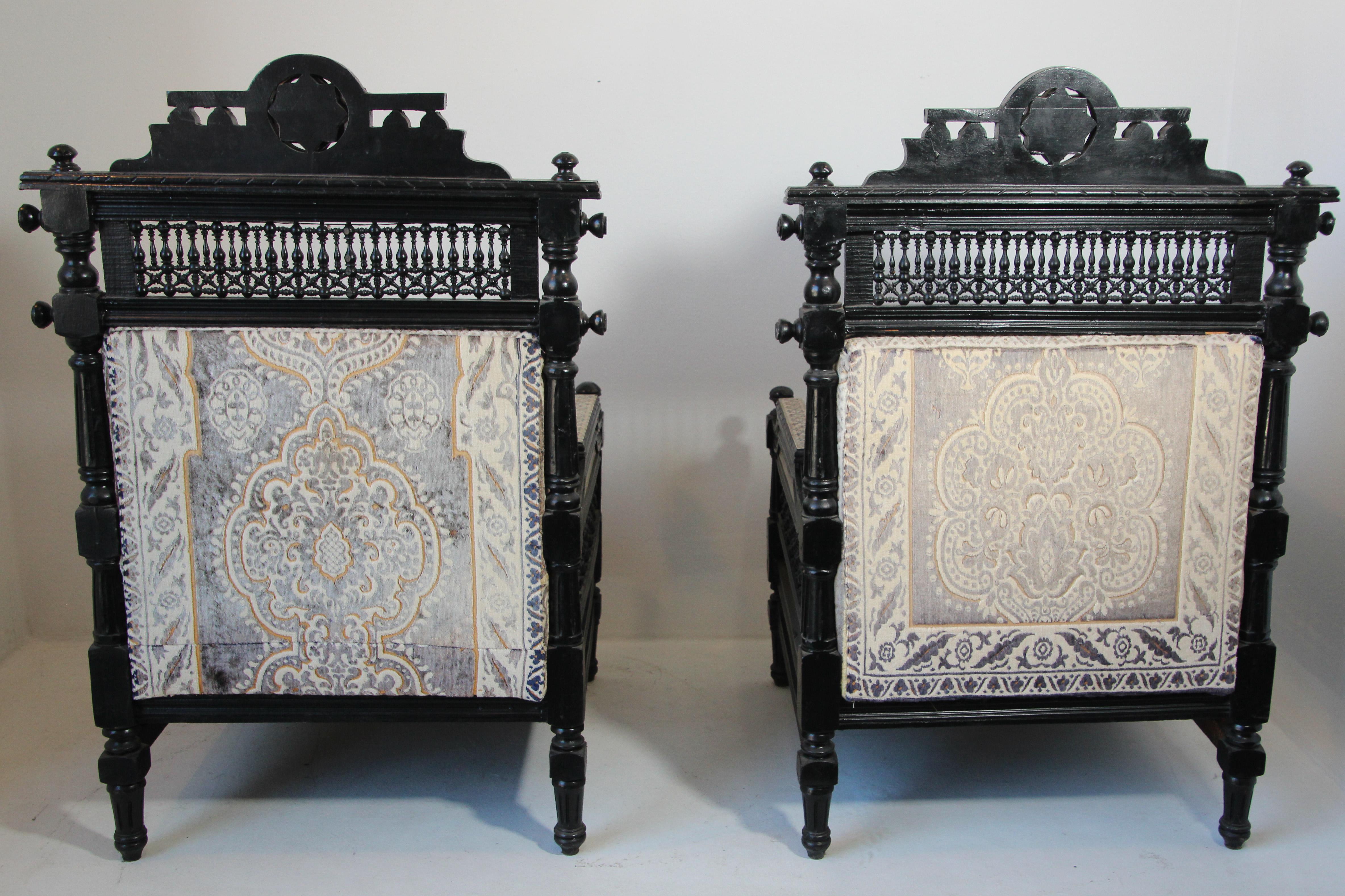 Coquillage Paire de fauteuils noirs anciens de style mauresque du Moyen-Orient