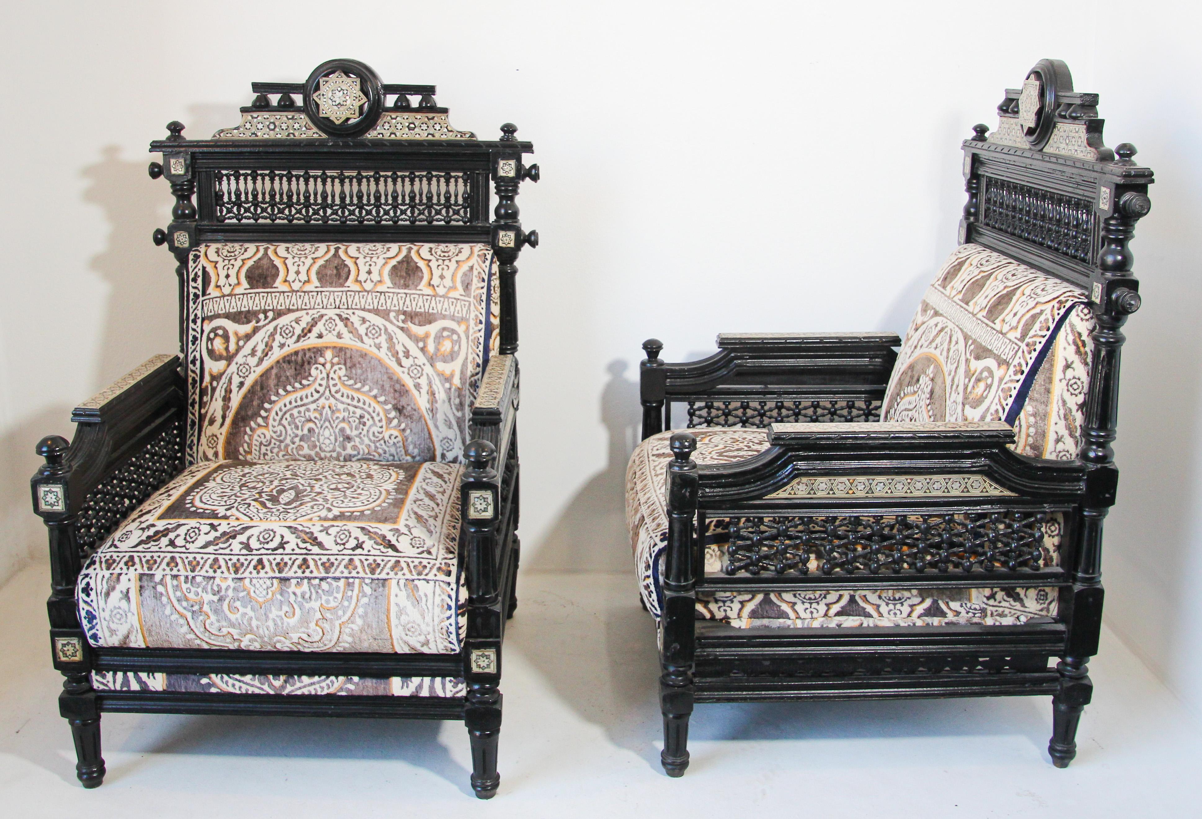 Paire de fauteuils noirs anciens de style mauresque du Moyen-Orient 1