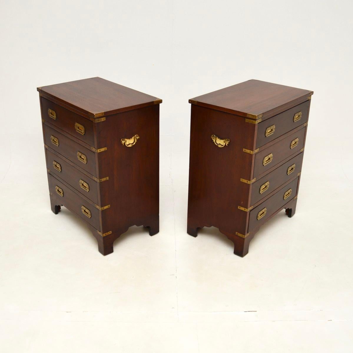 Britannique Paire de commodes de campagne militaires antiques en vente