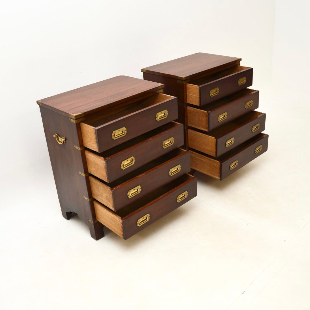 Milieu du XXe siècle Paire de commodes de campagne militaires antiques en vente