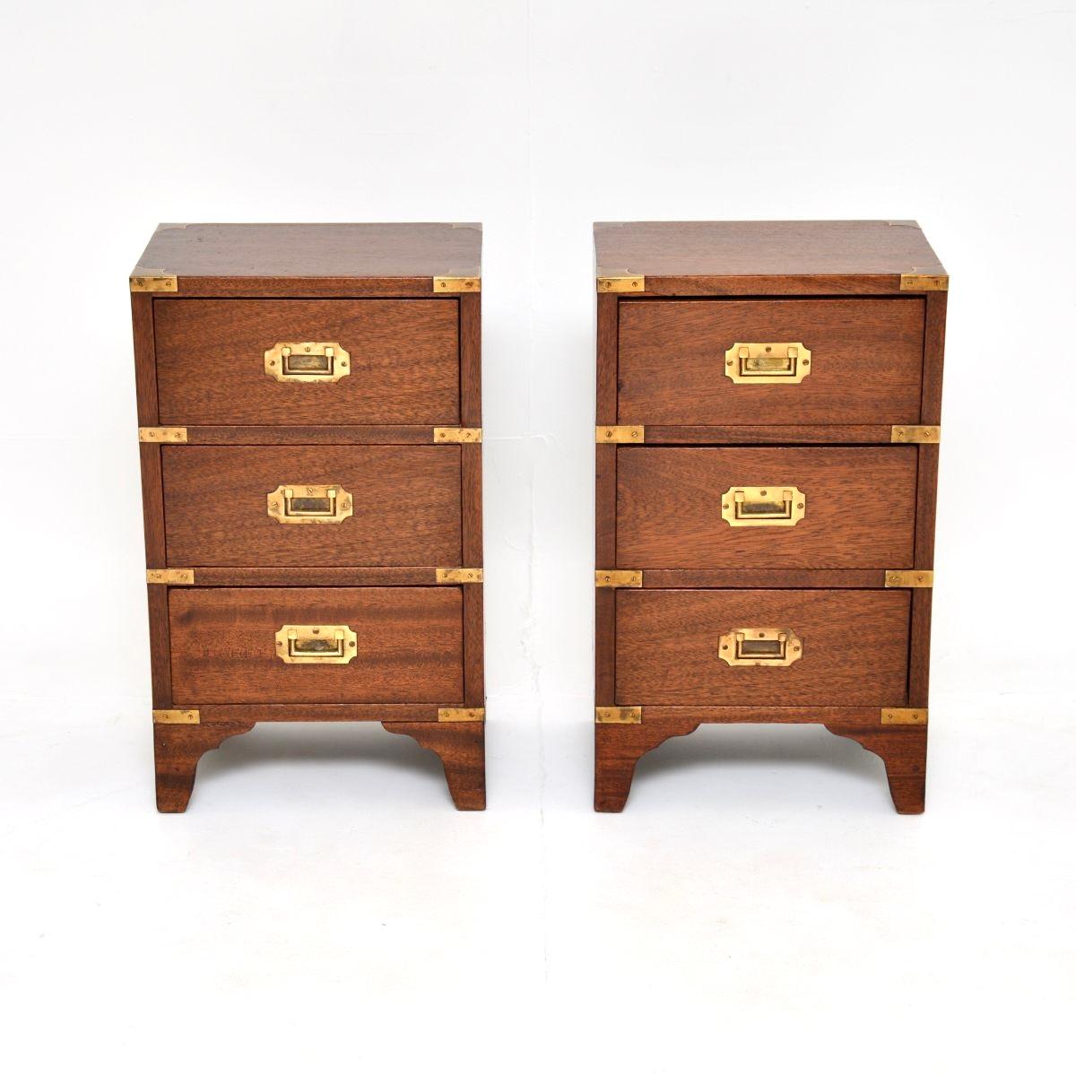 Un'elegante coppia di comodini antichi in stile Campaigner. Sono stati prodotti in Inghilterra e risalgono agli anni '30 circa.

Sono di ottima qualità e di dimensioni molto utili. Il legno ha una bella tonalità di colore, ha maniglie in ottone di