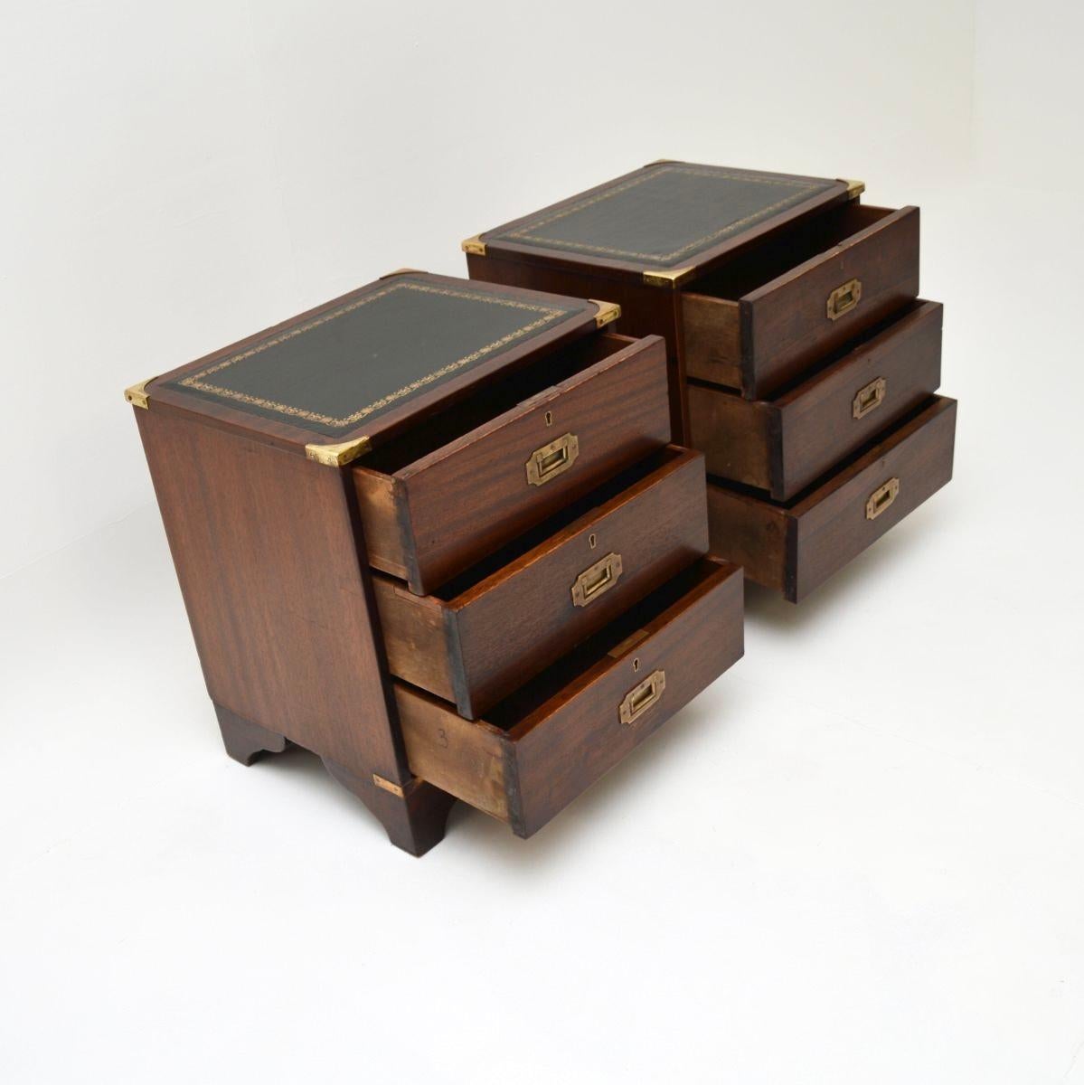 Campagne Paire de commodes de chevet antiques de style militaire Campaigner en vente