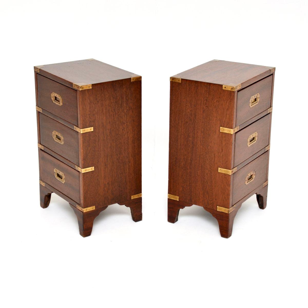 Britannico Coppia di comò antichi in stile Campaigner militare in vendita