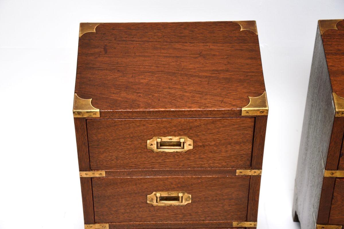 Metà XX secolo Coppia di comò antichi in stile Campaigner militare in vendita