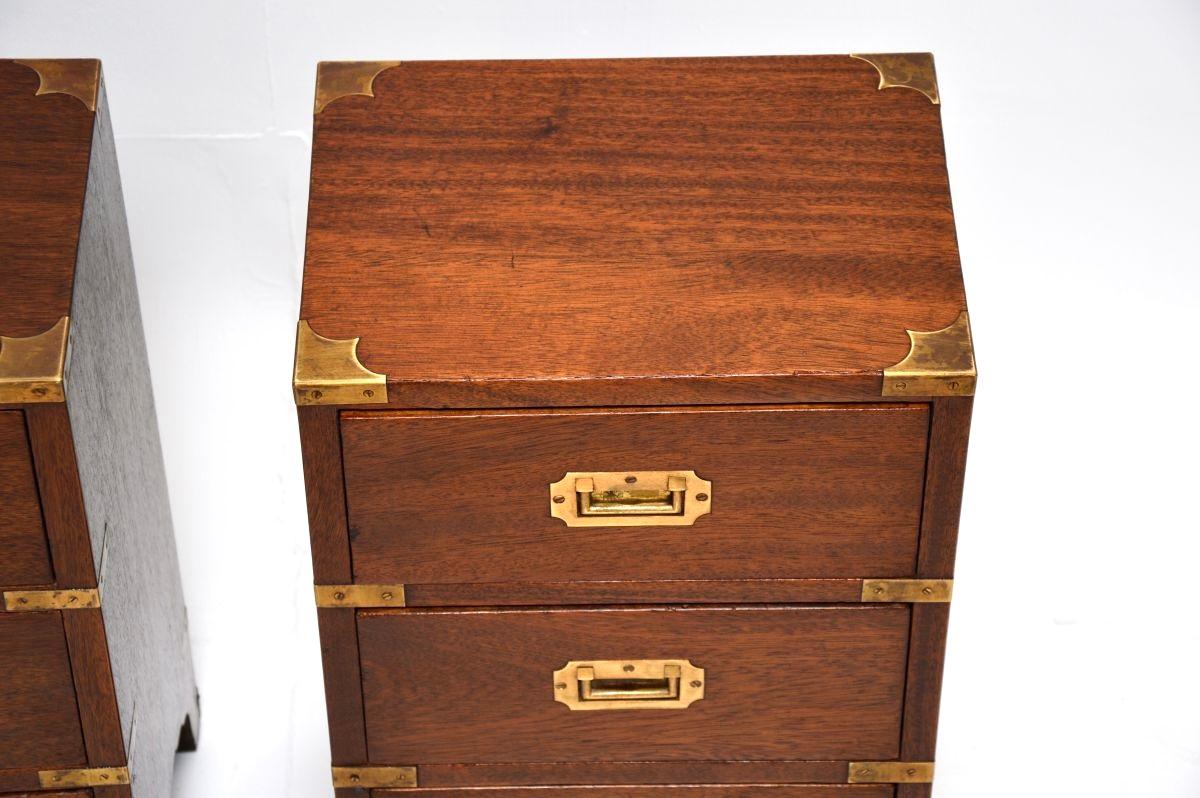 Ottone Coppia di comò antichi in stile Campaigner militare in vendita