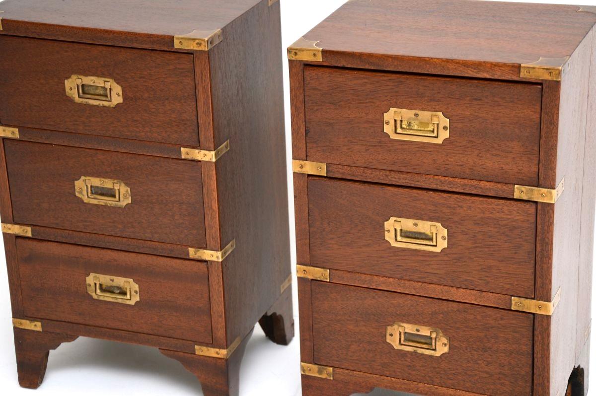 Coppia di comò antichi in stile Campaigner militare in vendita 2