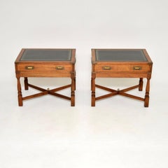 Paire de tables d'appoint antiques de style militaire Campaigner