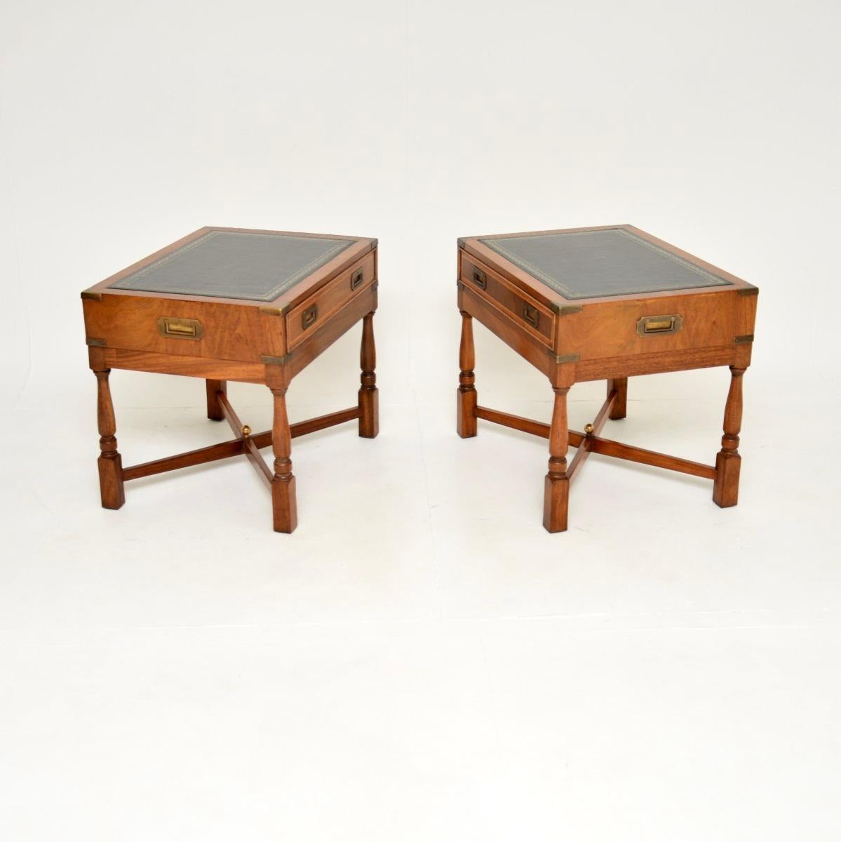 Campagne Paire de tables d'appoint antiques de style militaire Campaigner en vente