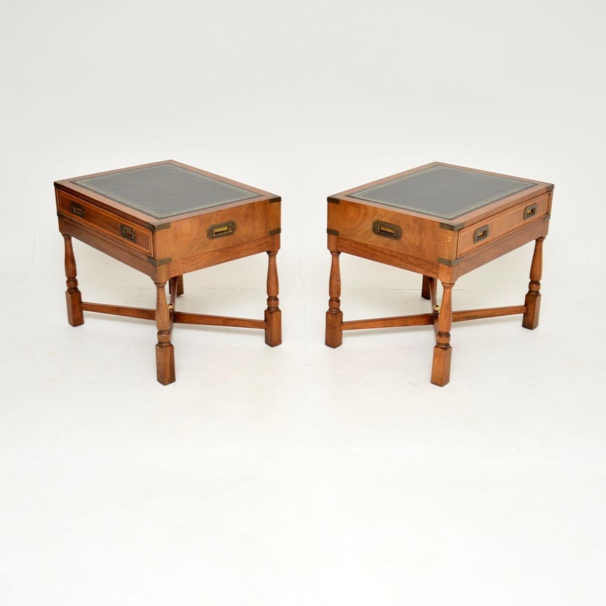 Britannique Paire de tables d'appoint antiques de style militaire Campaigner en vente