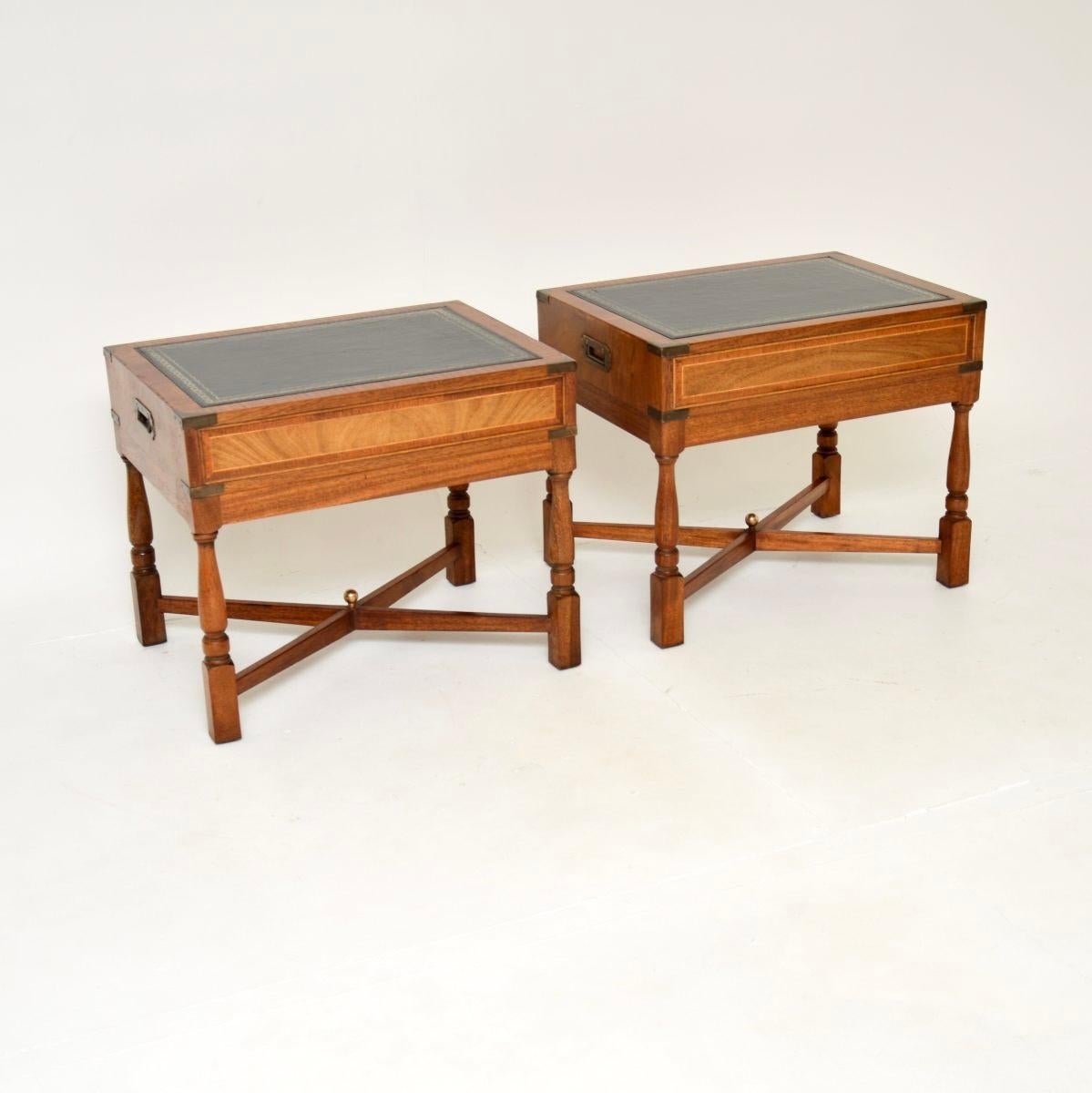 Milieu du XXe siècle Paire de tables d'appoint antiques de style militaire Campaigner en vente