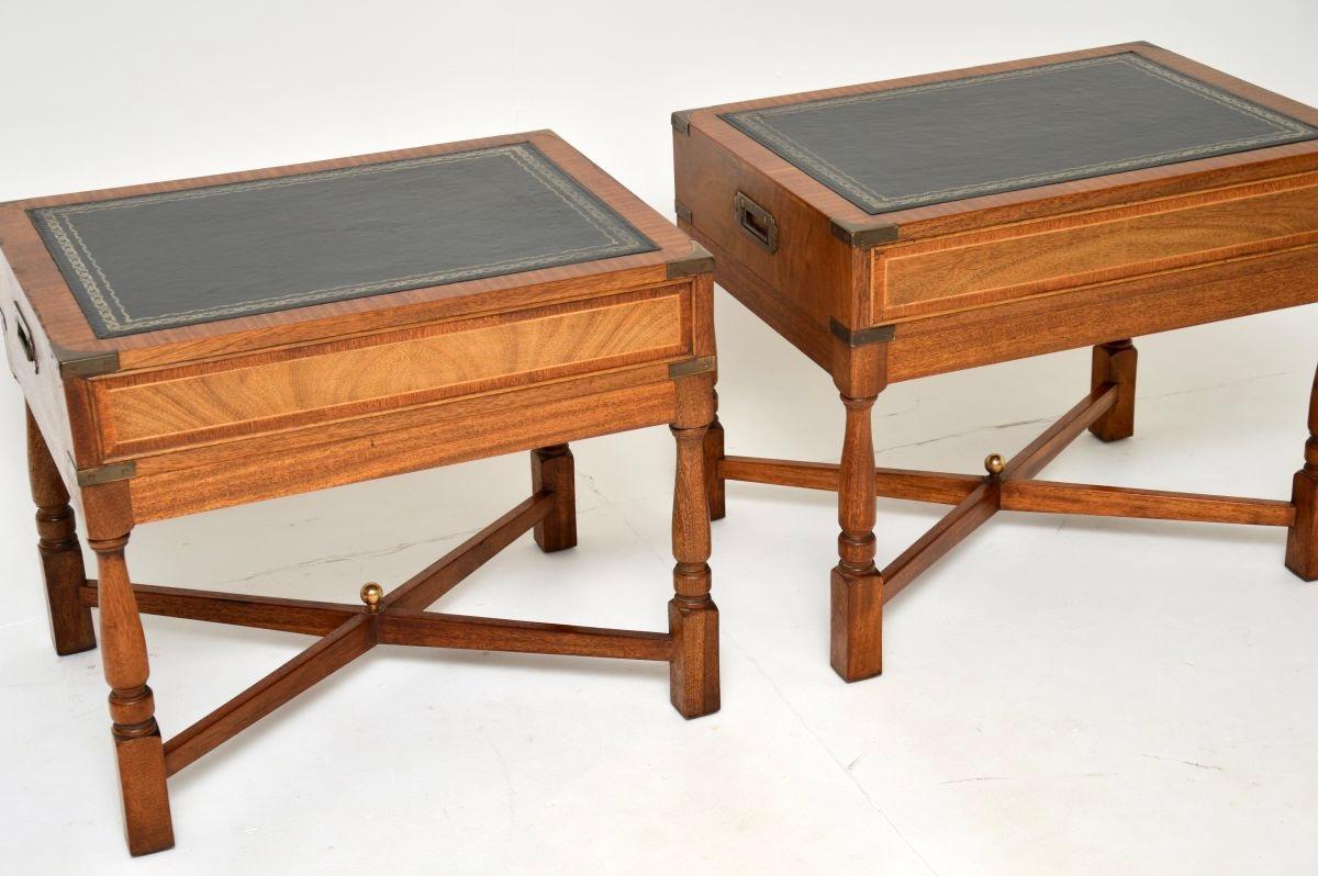 Cuir Paire de tables d'appoint antiques de style militaire Campaigner en vente