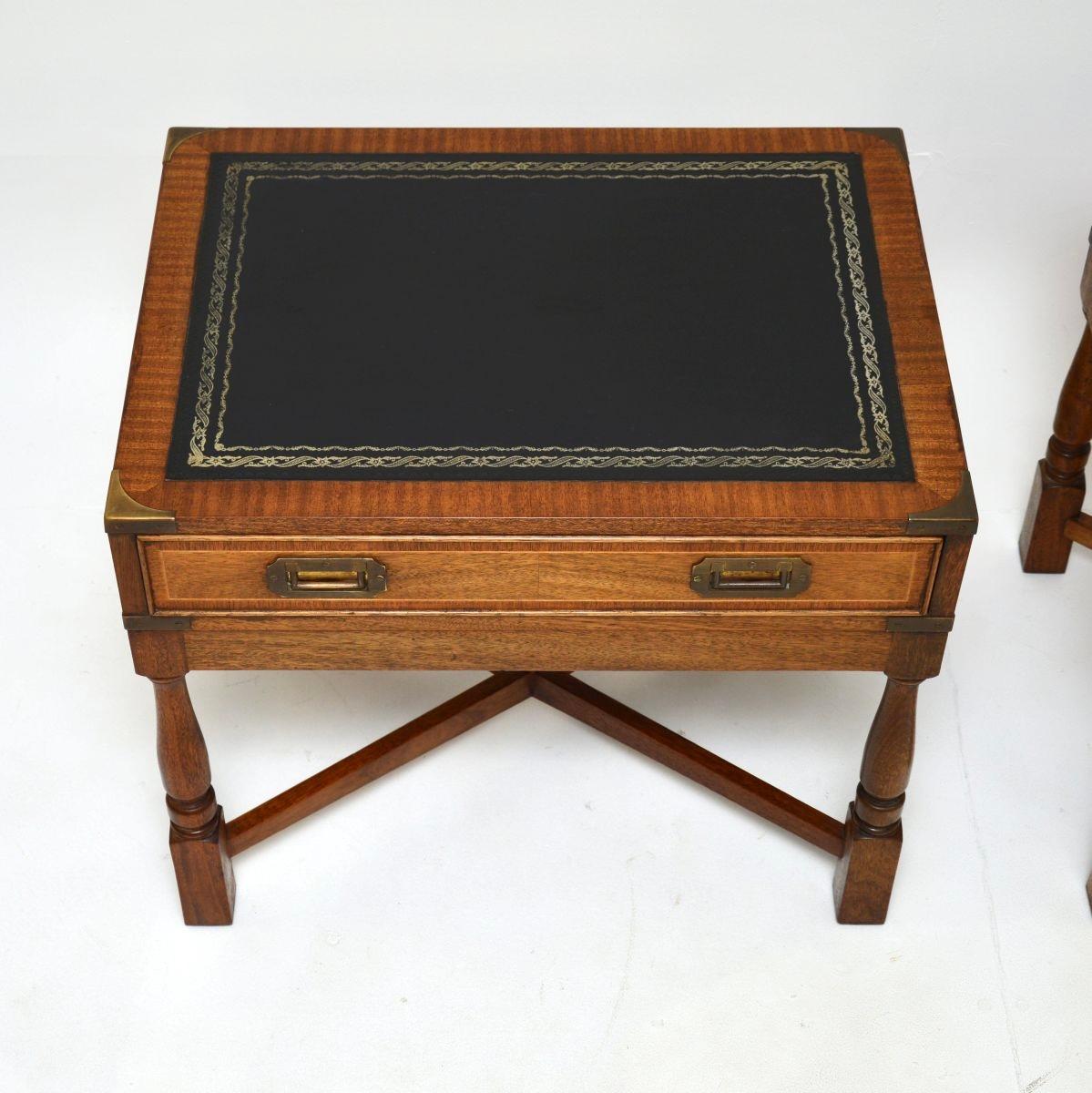 Paire de tables d'appoint antiques de style militaire Campaigner en vente 2