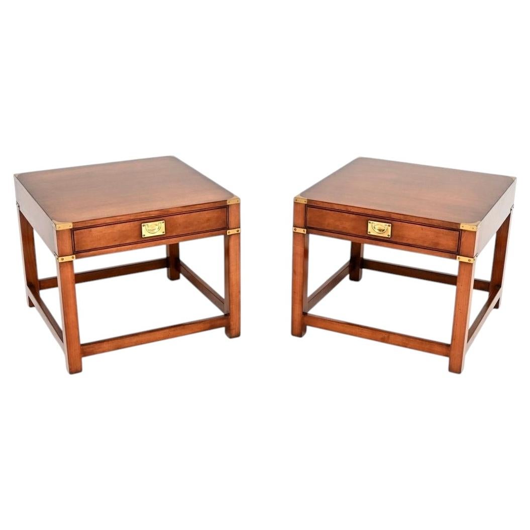 Paire de tables d'appoint antiques de style militaire Campaigner