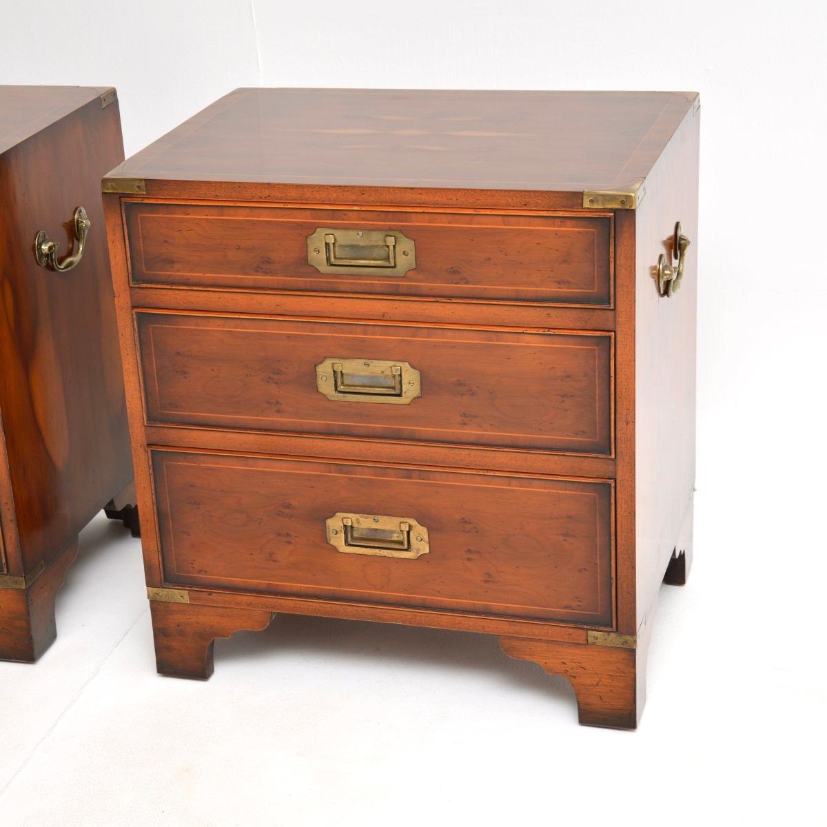 Paire de chevets anciens en bois d'if de style militaire Campaigner en vente 3