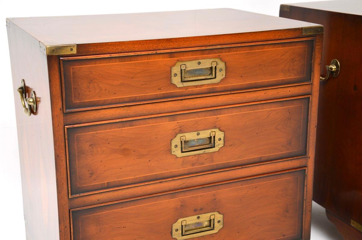 Paire de chevets anciens en bois d'if de style militaire Campaigner en vente 4