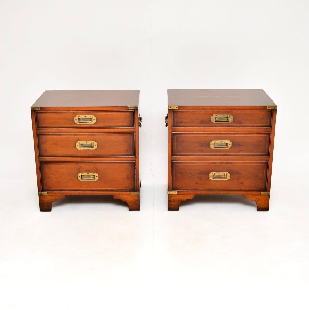 Magnifique paire de chevets anciens en bois d'if de style campagne militaire. Ils ont été fabriqués en Angleterre et datent des années 1930.

Ils sont d'une superbe qualité et d'une grande taille, parfaits pour être utilisés comme commodes de chevet