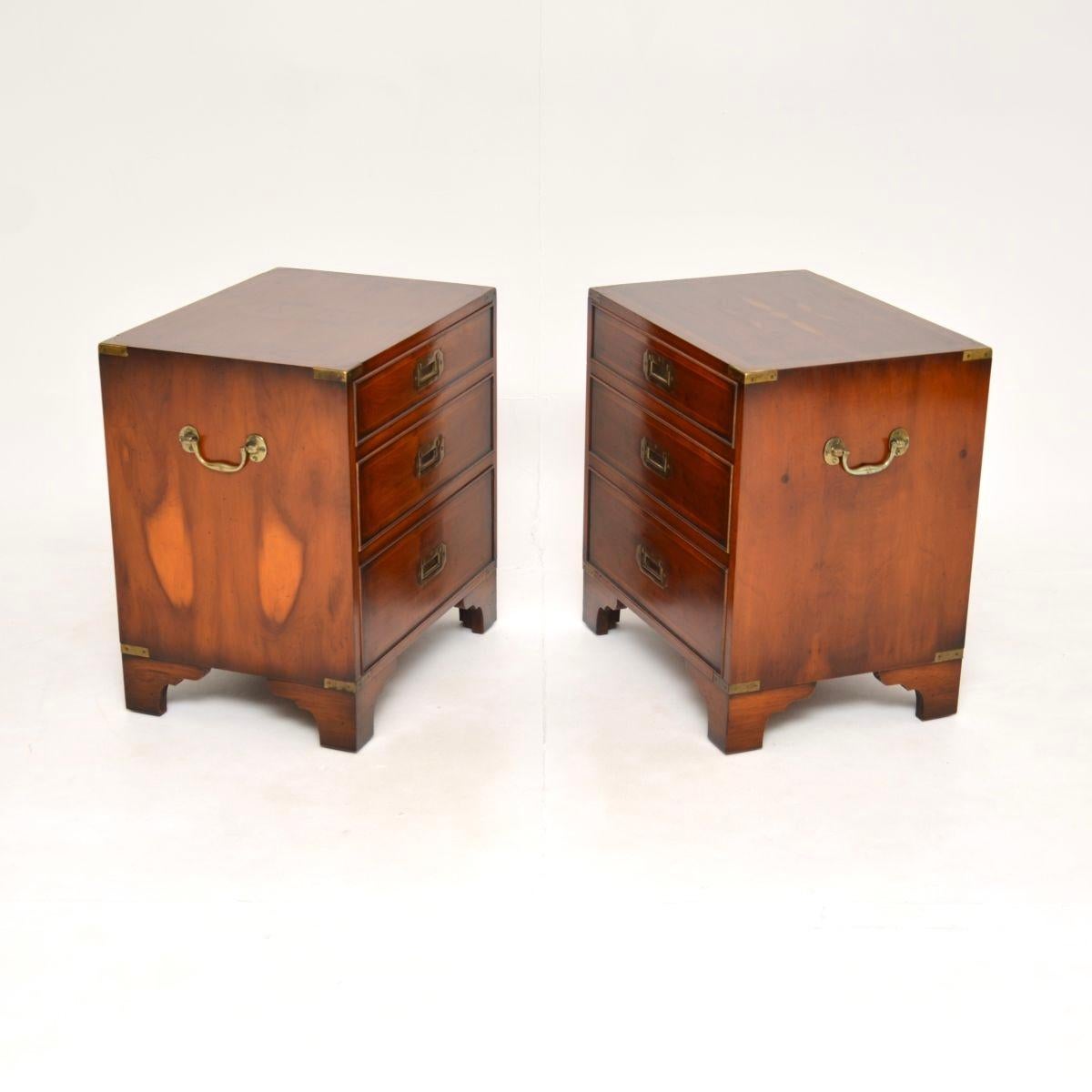 Campagne Paire de chevets anciens en bois d'if de style militaire Campaigner en vente