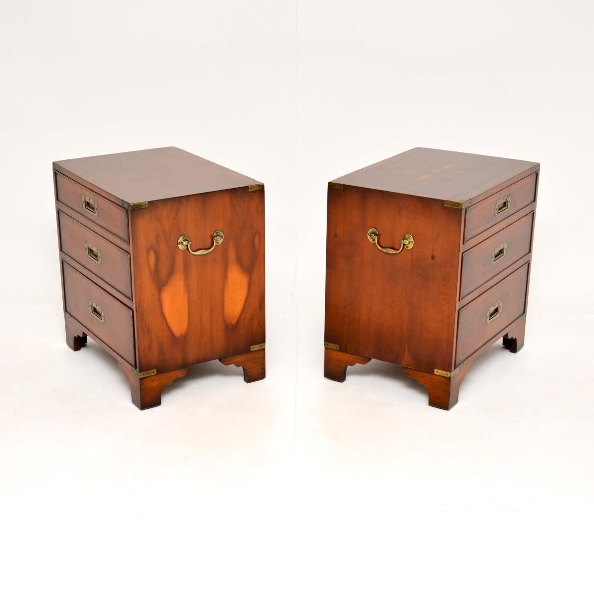 Britannique Paire de chevets anciens en bois d'if de style militaire Campaigner en vente