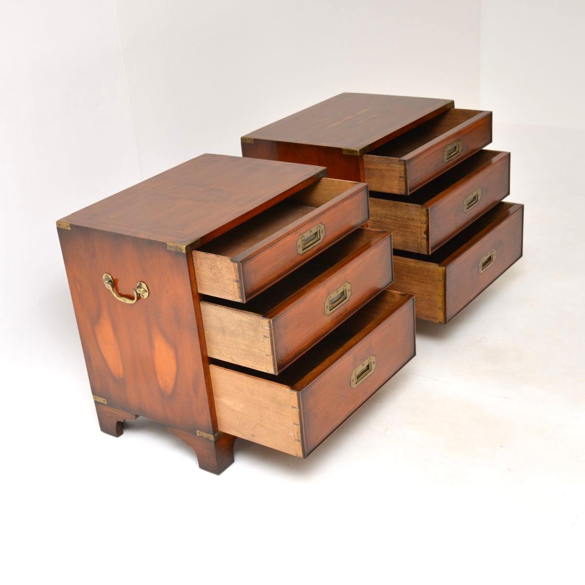 Paire de chevets anciens en bois d'if de style militaire Campaigner Bon état - En vente à London, GB