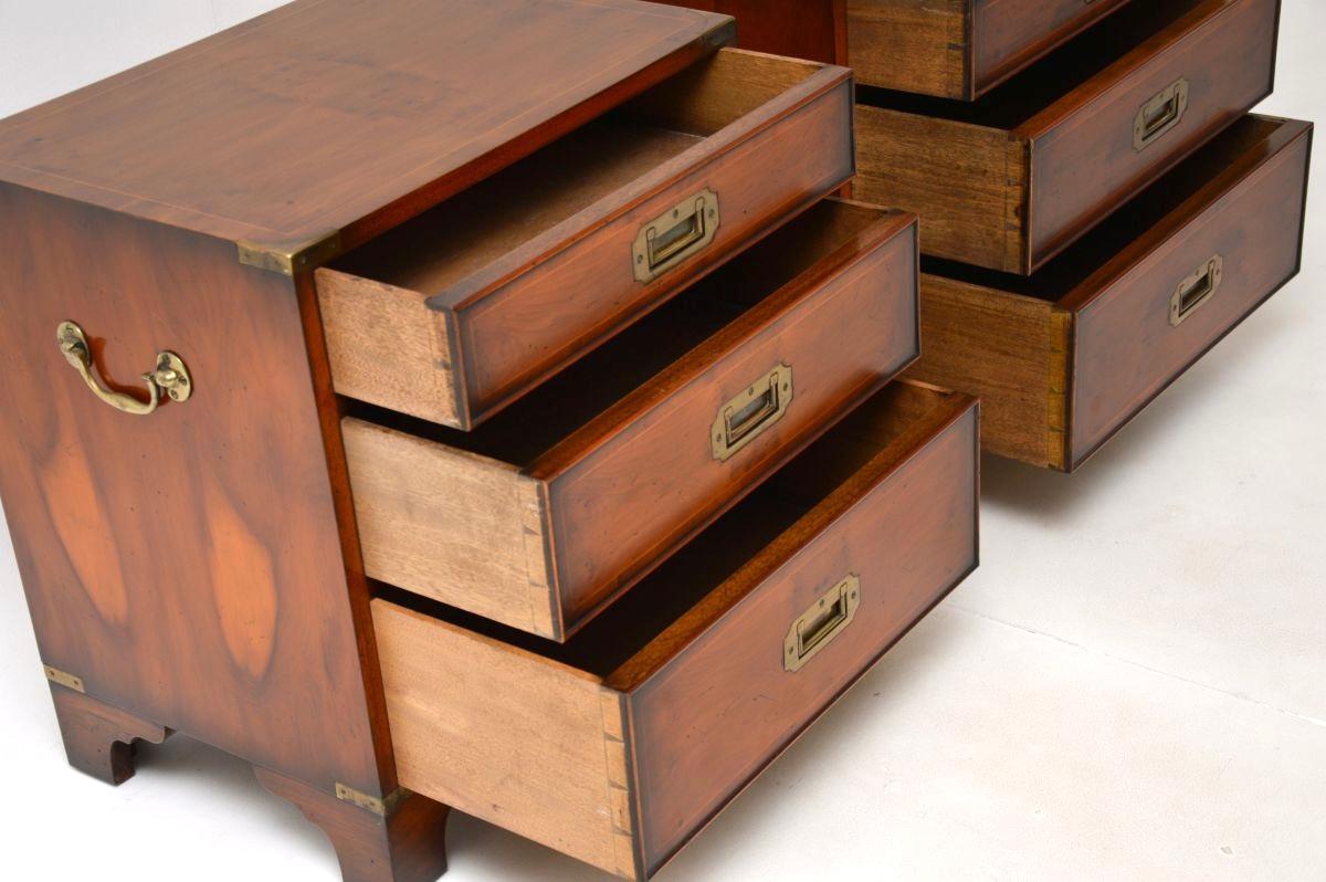 Milieu du XXe siècle Paire de chevets anciens en bois d'if de style militaire Campaigner en vente