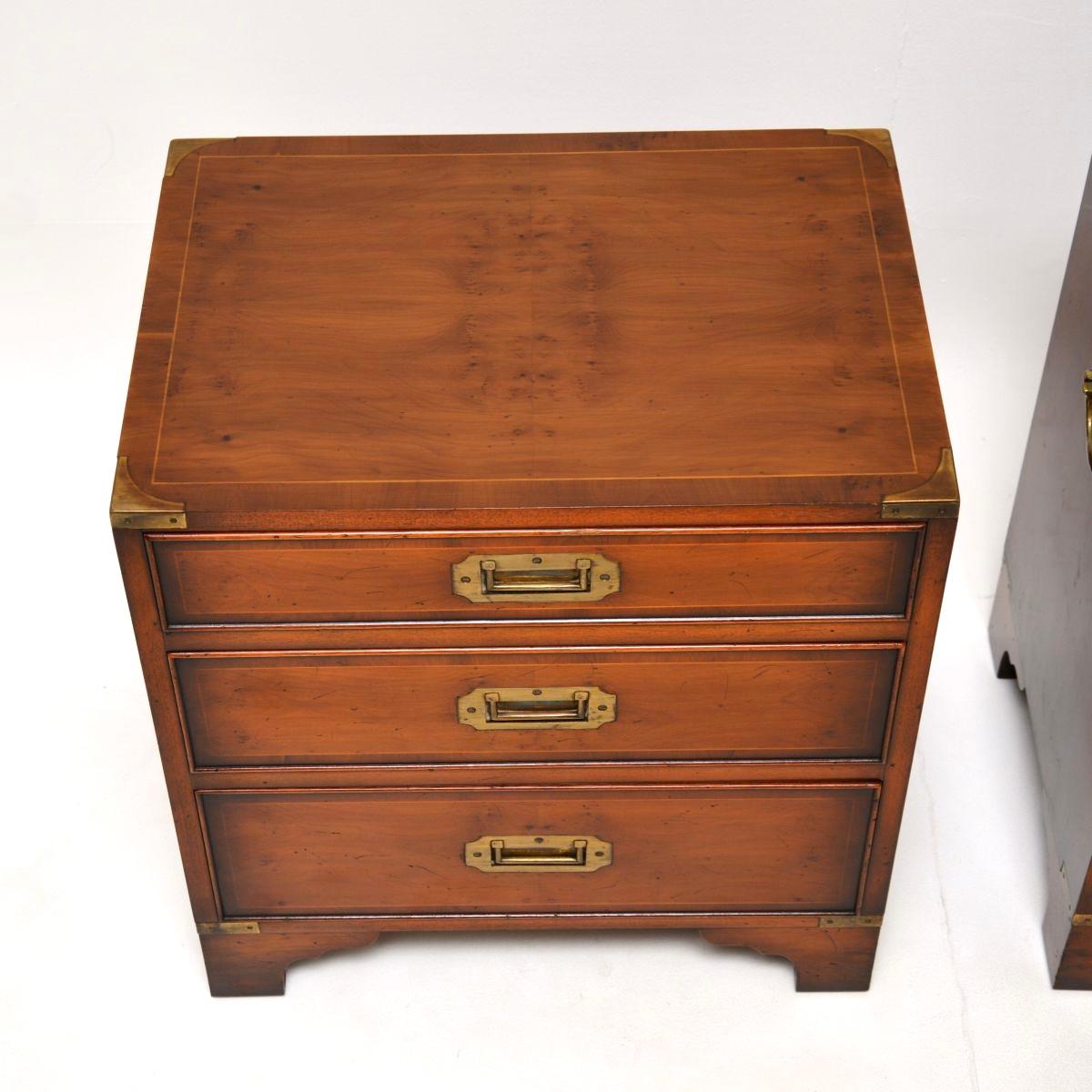 Laiton Paire de chevets anciens en bois d'if de style militaire Campaigner en vente